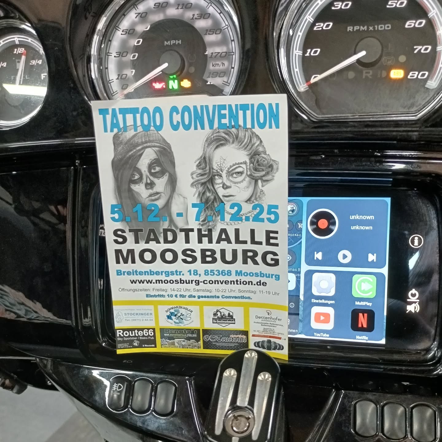 Netflix auf dem originalen Harley Boom! GTS Radio! Checkt es live auf der Tattoo Convention Moosburg (5.-7.12.).
Macht euch bereit für die Premiere! 🤩 Wir zeigen euch auf der Tattoo Convention Moosburg, wie das Netflix-Streaming und weitere Apps auf dem originalen Harley-Davidson Boom! GTS Radio funktionieren.
Das müsst ihr live gesehen haben!
📍 Wo: Tattoo Convention Moosburg, Stadthalle Moosburg - OSTcustoms Stand 😎🤘🏻
📅 Wann: 5. - 7. Dezember 2025
🔥 Was: Netflix, YouTube, Apps und mehr – alles direkt auf deinem Harley-Display!
Kommt vorbei, lasst euch die Technik zeigen und genießt das Event! Wir freuen uns auf euch! 👋
🕒 Öffnungszeiten:
Freitag: 14:00 - 22:00 Uhr
Samstag: 10:00 - 22:00 Uhr
Sonntag: 11:00 - 19:00 Uhr
#OSTcustoms #HarleyDavidson #BoomGTS #NetflixOnBike #TattooConventionMoosburg #Premiere #MotorcycleTech #Bagger #Moosburg