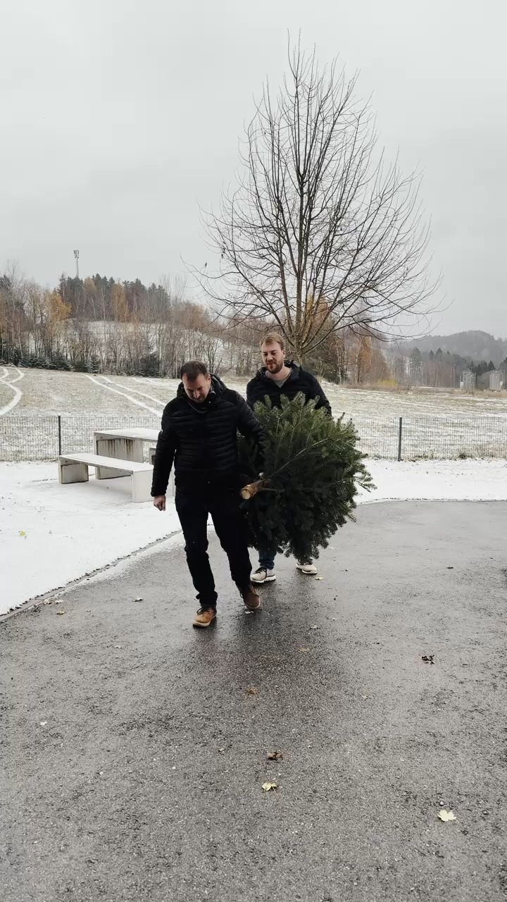 Danke an @ftkager für die Nominierung zur Baumpflanzchallenge!
Wir waren natürlich sofort motiviert 💪
Baum richtig eingepflanzt - danke an @mayers_gartenwelt_kemeten und @christbaum_kager 🌳💪
Wir nominieren weiter:
👉 @bue_zt_gmbh
👉 Auto Technik Osterbauer
Ihr habt eine Woche Zeit, ansonsten freuen wir uns auf eine Jause. 😉✨
#Baumpflanzchallenge #GreenFuture #Teamwork