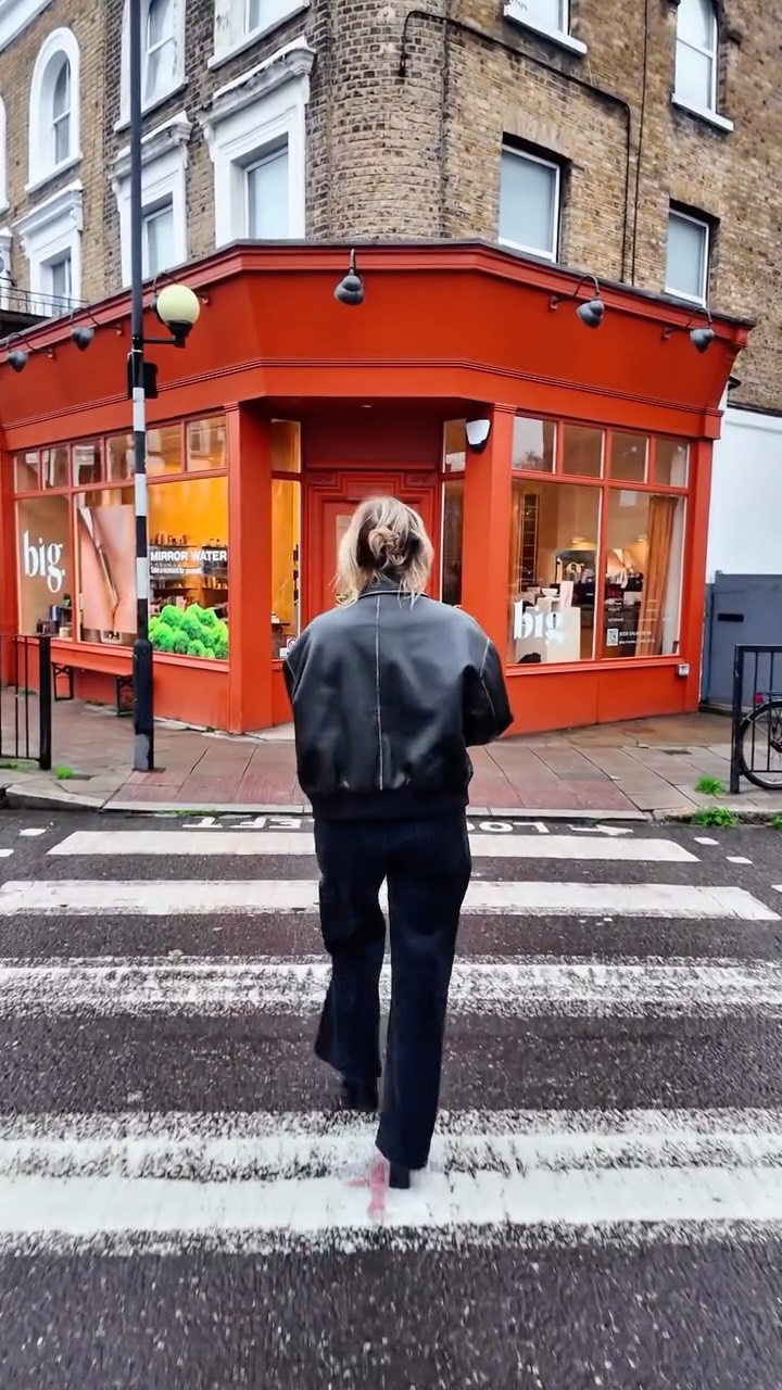 Should’ve been out on the hike at Seven Sisters today @joinnolb
BUT….I’ve got a client who’s flown in for the weekend, and I’m showing them properties instead!
Wish I was there with you all but my client needs their next home, and that’s what I do.
Back to the mountains next time 🥾
#PropertyFinder #LondonProperty #UKProperty #MoveToLondon #PropertySearch #ahandwithproperty #property #propertysourcing #victoriapark