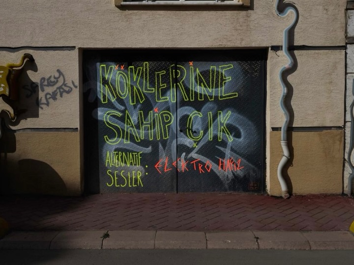 “Siz de bu görselleri incelerken ‘L’amour A Deux Doigts’ şarkısının size eşlik etmesine izin verin.”
Eylül’ün Alternatif Sesler içeriğinin tamamı bio’daki linkte!
Topluluğun parçası olmak ve içeriklerimizi kaçırmamak için bizi takip etmeyi unutma!