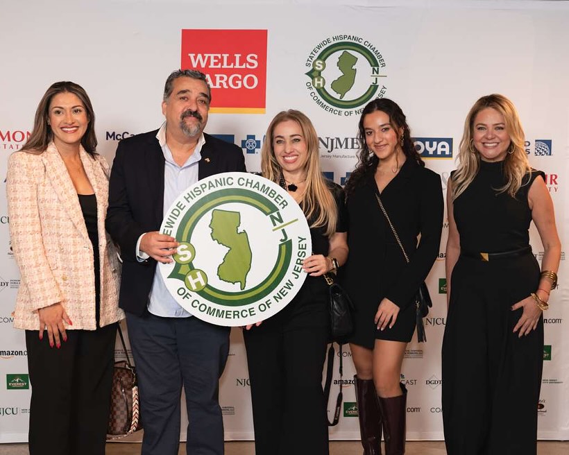 Estuve con mi equipo de Quadratín Hispano cubriendo los eventos realizados durante la Liga de Municipalidades en Atlantic City, donde diversas organizaciones e instituciones se reunieron para fortalecer la presencia y participación de la comunidad latina en New Jersey.
Desde cada actividad y encuentro, llevamos periodismo al instante, con un trabajo veraz, responsable, cercano y siempre al servicio de la comunidad, destacando los esfuerzos y aportes que impulsan el crecimiento y la representación de los hispanos en el estado.
📷 @catalinaperico_ph
#periodismo #quadratínhispano #nj