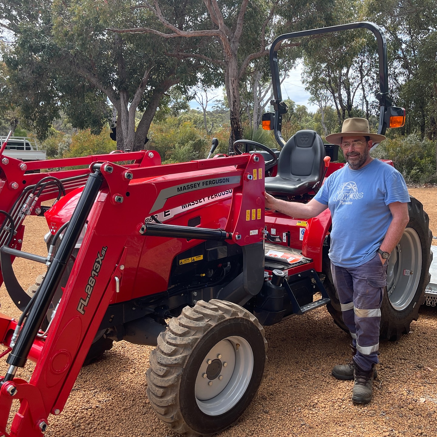 Congrats to Paul on his new Massey Ferguson - MF2860.
🥊 Big 60HP
⬆️ 4 in 1 Bucket (very handy)
🧰 Toolbox
🛞 Big Industrial Wheels
🌾 6 Foot Slasher
🍴 Pallet Forks
Thank you for your business and our team loved ❤️ visiting your property and taking you through your new Massey tractor.
@masseyfergusonglobal
#massey #masseyfergusson #manjimup #manjimupwa #pemberton #pembertonwa #bridgetown #bridgetownwa #southernforestandvalleys #southwestwa #farmingwa #farmingaustralia #franklandriver #donnybrook #balingup #nannup #nannupwa