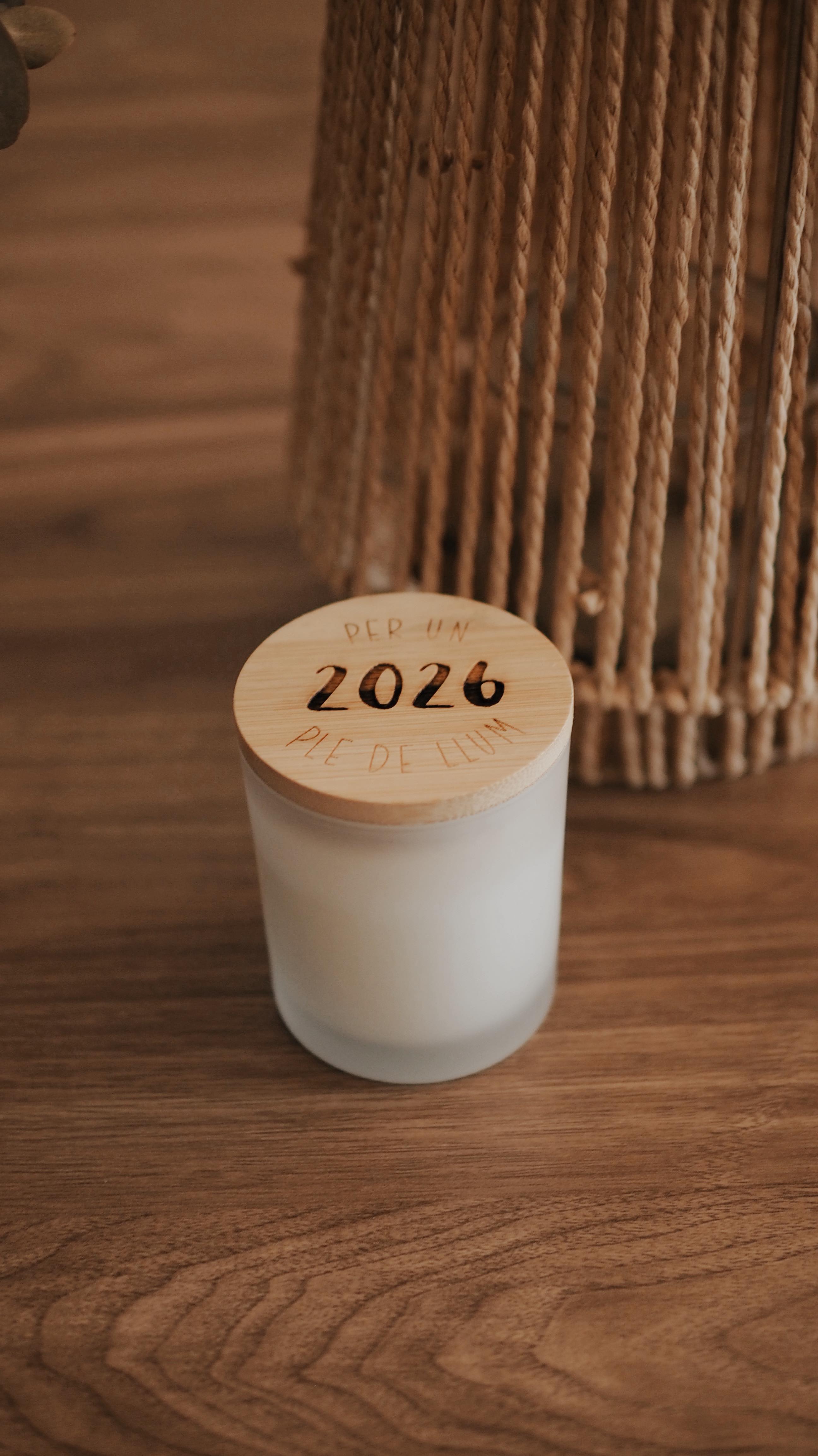 Les nostres espelmes:
💡 Per posar llum a la foscor
🎄 Bones Festes
⚠️ Encendre en cas d’emergència
✨ Per un 2026 ple de llum
També la pots personalitzar! Disponibles a la nostra web 🫶🏽