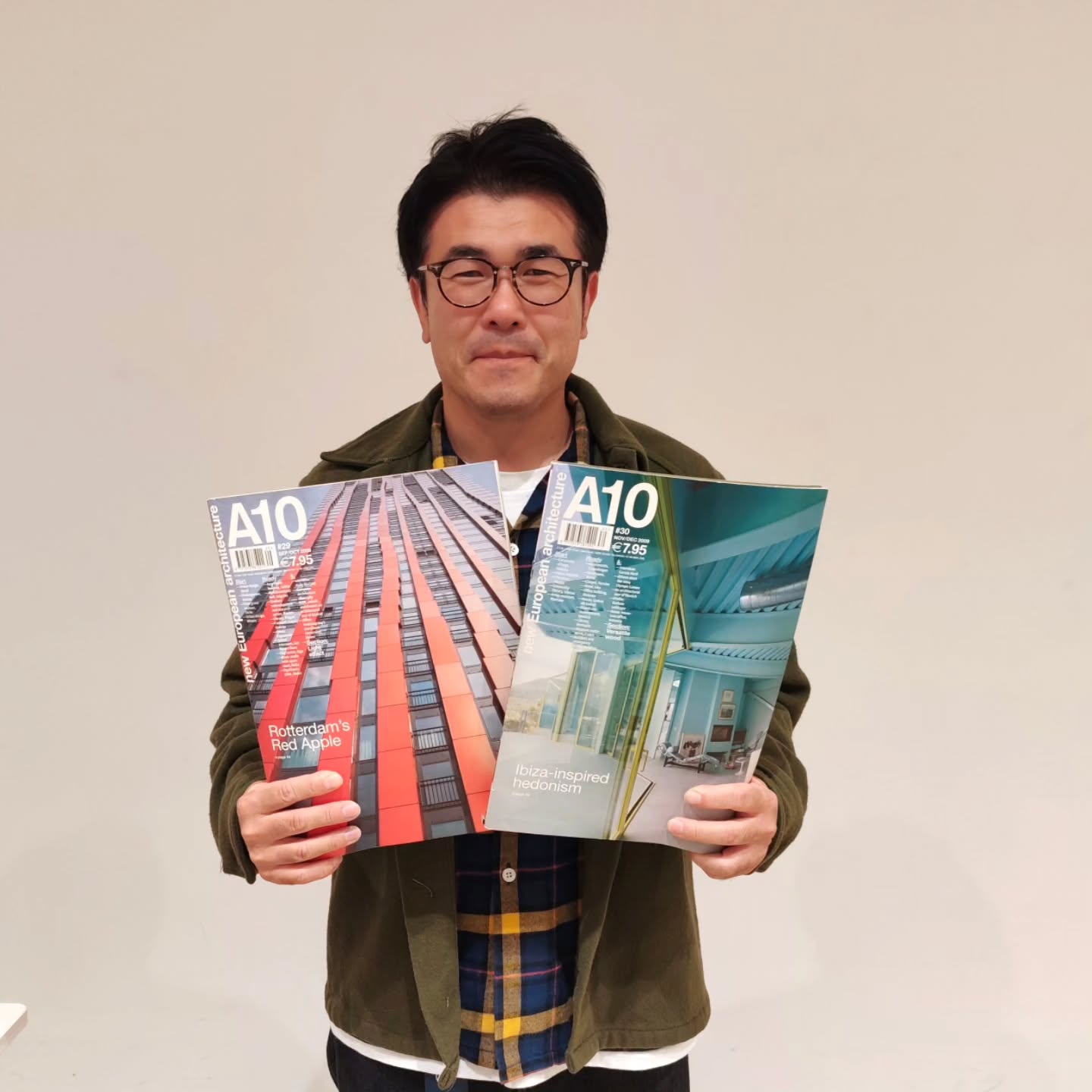 \秋田からヨーロッパ建築📚️/
日本建築家協会のイベントに登壇して、本当に嬉しいことがありました。
講演でバワ建築や自分の作品について紹介できたことに加え、
【Architecture Book Bridge Sri Lanka 🇱🇰】に賛同してくださった
建築家の原田康広さんがスリランカの学生たちのために寄贈してくださいました👏✨
寄贈いただいた『A10 new European architecfure』はヨーロッパ全土の建築を紹介している日本では珍しい雑誌でした。しかも10冊以上も❗️
スリランカ🇱🇰でも大切に読まれていくことを願ってます!スリランカへ届けます。
本当にありがとうございます🙏✨
―――――――――――――――――――
🇯🇵シェア希望🇱🇰
【Architecture Book Bridge Sri Lanka】は、
スリランカの建築学生へ建築書籍を届けるボランティアプロジェクトです。
寄贈や支援を通して、世界とスリランカをつなぐ
“本の架け橋”を一緒に作ってくださる方を募集しています📚🌏
📘【書籍寄贈の手引き】
スリランカへ建築旅行を予定している方、または
行くご友人がいらっしゃる方は、ぜひこちらをご覧ください。
現地で気軽に本を寄贈する方法をPDFでまとめています。
🔽
@abb_srilanka
プロフィールのリンクからご確認いただけます。
📩 現地へ行けない方も、
寄贈をご希望の場合はDMにてご相談ください。
📚 英語が好ましいですが日本語の本でもOKです!
写真・図面・ダイアグラムなど、視覚的に理解しやすいものだと特に嬉しいです。
期限は設けておらず、いつでもご参加いただけます👏
活動を広げていくために、
投稿のシェア・いいね・コメントをぜひお願いします🙏
もちろん、書籍の寄贈を検討していただけたら本当に嬉しいです✨
#ArchitectureBookBridge #スリランカ #SriLanka #bookdonation #建築書籍 #建築学生支援 #秋田 #バワ建築 #建築家の本棚