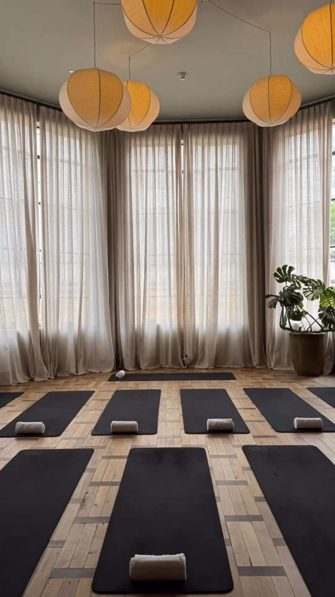 A morning of deep listening, presence, and reconnection with the body, cycles, and feminine wisdom.
Sharing Ayurvedic foundations with other women was a powerful reminder that self-care is a path back home.
Grateful to Soho House SP for hosting such a special exchange.
#Ayurveda #WomensHealth #SohoHouseSP #HolisticWellness #BalanceAndEnergy #LucianaFerraz #OjasSanctuary