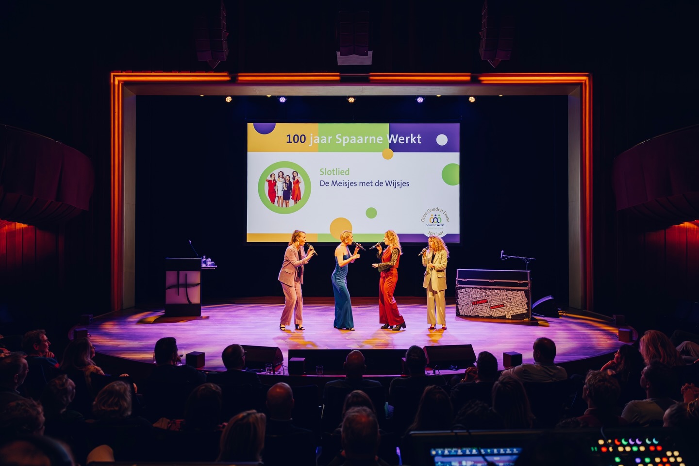 Een week geleden stonden wij op het mooie podium van de @philhaarlem . Ter ere van het 100-jarig bestaan van Spaarne Werkt zongen wij een lied op maat en gaven we privé concertjes tijdens de borrel. 🥂 Allemaal blije mensen, dus missie geslaagd!
📸 @adamvannoort
#zakelijkoptreden #liedopmaat #tekstopmaat #borrelsetting #priveconcertjes #closeharmony #zingen #zangeressen #boekons