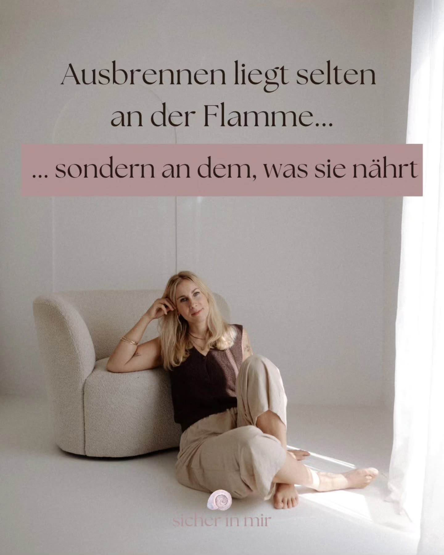 Ausbrennen liegt selten an der Flamme.
♡ Ganzheitlich begleitet.
Was bedeutet das für mich?
Ganzheitliche Begleitung heißt, nicht nur ein Symptom oder Verhalten zu verändern, sondern das System, das dahinter wirkt, zu verstehen.
Wir schauen nicht nur darauf, was du tust oder fühlst, sondern darauf, warum dein Körper, dein Nervensystem und deine Muster im Alltag so reagieren, wie sie reagieren.
Ganzheitliche Begleitung beinhaltet für mich:
♡ den Körper und seine Schutzreaktionen
♡ das Nervensystem und seine Belastungsgrenzen
♡ Emotionen, die nicht einfach „weggehen“ sollen
♡ Bindungserfahrungen, die heute noch wirken
♡ Beziehungen und Anforderungen, die dich prägen
♡ deinen Alltag, der dich entweder trägt – oder überfordert
Erschöpfung entsteht selten, weil wir „zu schwach“ sind.
Sie entsteht, wenn ein System dauerhaft zu viel halten muss.
Alltagssituationen, die ich häufig begleite:
》Du reagierst gereizt auf deine Kinder, obwohl du es nicht willst.
Nicht, weil du „zu wenig Geduld hast“,
sondern weil dein Nervensystem alte Schutzmuster aktiviert,
lange bevor der Kopf entscheiden kann, wie du reagieren möchtest.
》Du bist ständig angespannt – selbst wenn eigentlich Ruhe wäre.
Nicht, weil du „nicht abschalten kannst“,
sondern weil dein Körper Sicherheit noch nicht als sicher erkennt.
》 Du willst Pausen nutzen, aber sie fühlen sich nicht erholsam an.
Nicht, weil du „nicht entspannen kannst“,
sondern weil dein System gelernt hat, immer bereit zu sein.
》Du funktionierst weiter, obwohl alles in dir müde ist.
Nicht aus fehlender Achtsamkeit,
sondern weil dein Nervensystem Überleben vor Erholung stellt.
Diese Reaktionen haben nichts damit zu tun, wer du als Mensch bist.
Sie zeigen, wie dein System versucht, dich zu schützen.
Ganzheitlich zu begleiten bedeutet für mich:
✨ Dich nicht verändern, sondern verstehen.
✨ Nicht „stärker machen“, sondern stabiler nähren.
✨ Nicht regulieren wollen, sondern Regulation ermöglichen.
✨ Nicht weiter durchhalten, sondern gehalten werden.
Wenn du spüren möchtest, wie sich das anfühlt, begleite ich dich gerne auf deinem Weg.
💌 Schreib mir „Begleitung“, um mehr Infos zum Orientierungsgespräch zu bekommen.
Alles Liebe
Carola