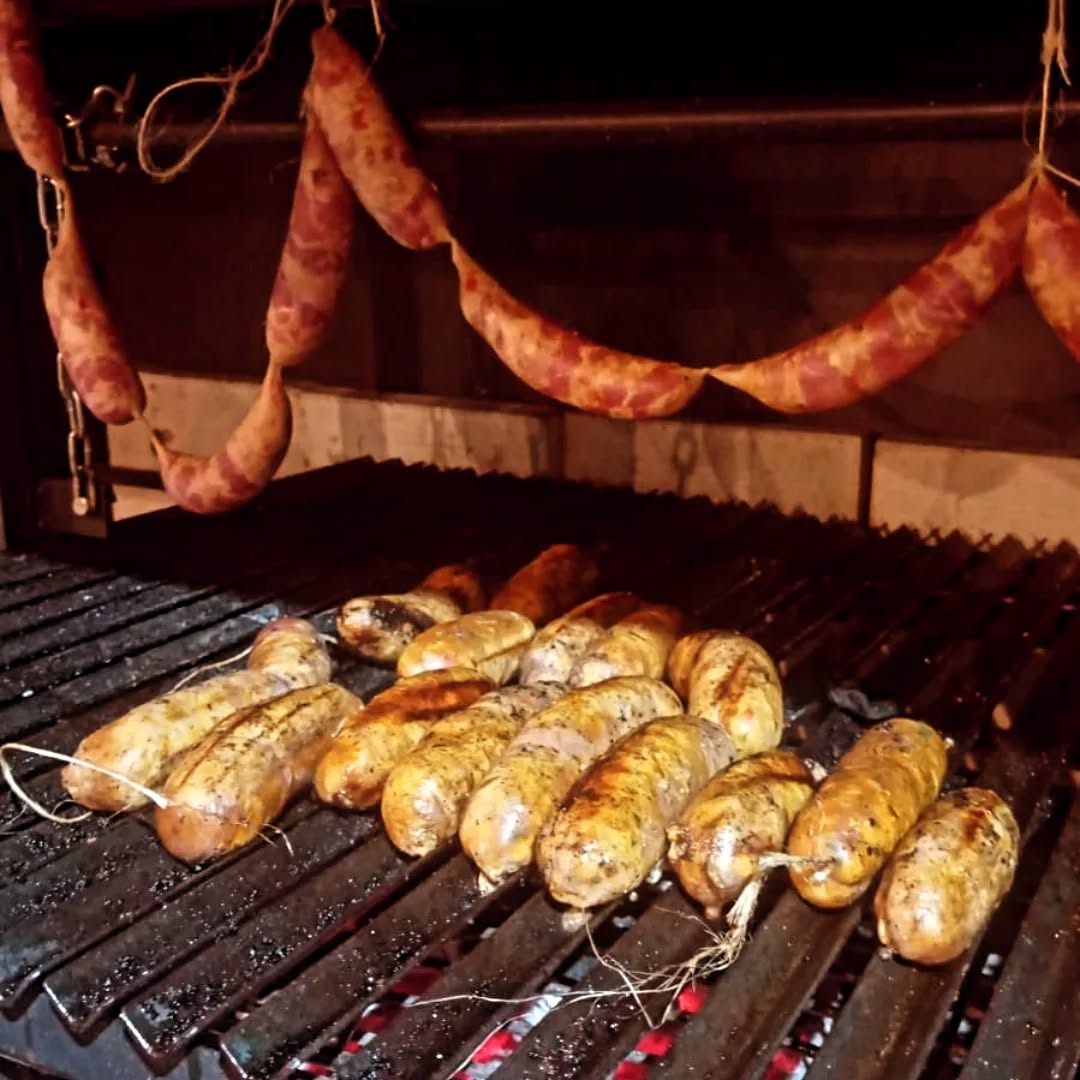 “¡Gracias a todos los que asistieron a nuestro taller de chorizos ahumados! 🔥🌭 Fue un gusto cocinar, aprender y compartir con ustedes. Nos vemos en el próximo taller.
#TallerGastronómico #ChorizosAhumados #CocinaCreativa #GastroExperiencias #CocinaBogotá”Si quieres algo más corto, puedes usar solo:
“#TallerDeCocina #Charcutería #Ahumados #FoodLovers #ChefEnFormación”