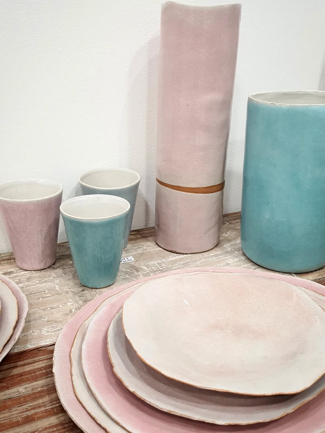 Magnifique travail de grès de @christian_voyer_ceramiste , raffiné et délicat, à venir découvrir à la @galerielessouliersrouges à Clisson
#christianvoyerceramiste #ceramicart #ceramics #galerielessouliersrouges #clisson