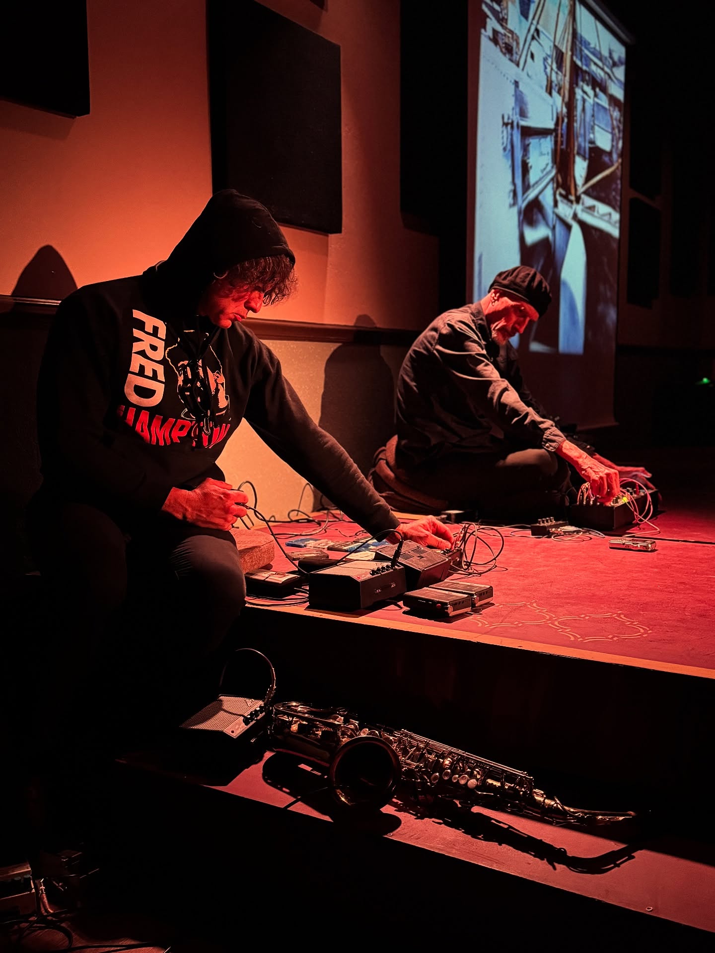 A wonderful and intimate set of improvised electronic music in the series last night @beaverstreettheatre featuring Jimmy Peggie, Steve Janson, and visuals by Chris Piraino.
@statesstages @avantologist @aliensoundtheater