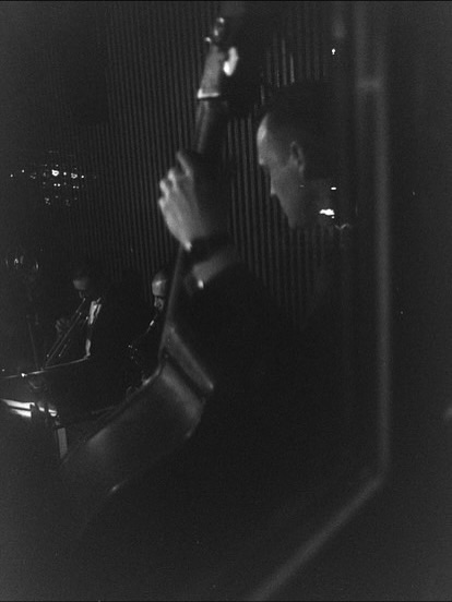 Analog photos by @mcerioni86, recently with the Big Five at Crack Bellmer/ Bellmer Balboa.
@thebigfivejazzberlin
@bellmerbalboa
#1930s #1940s #bass #retro, #vintage #swing #thebigfiveberlin #bellmerbalboa#doublebass #gutstrings #oldtimes#vintageberlin #music #joy #tradjazz #olddays #maltetoenissen