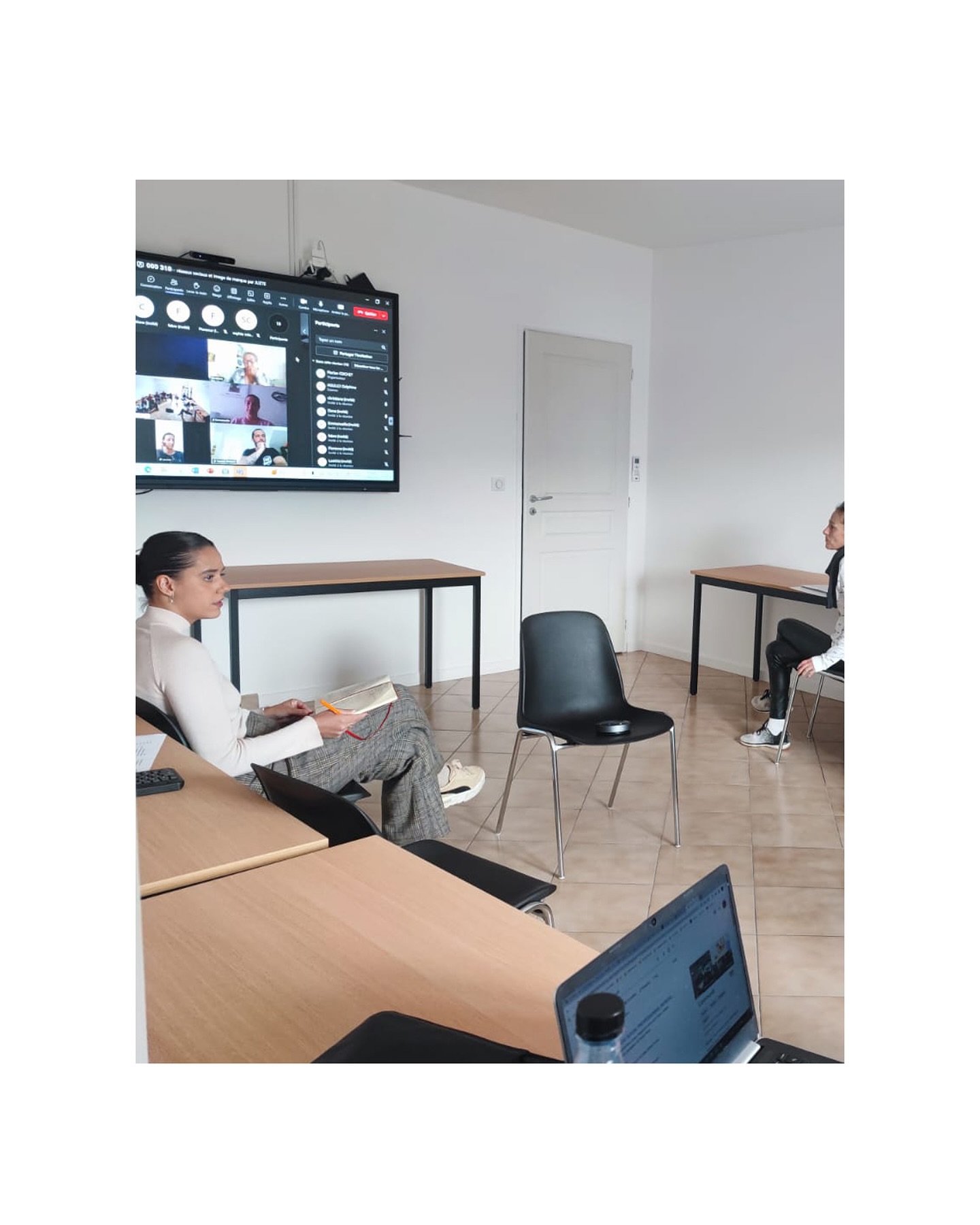 📣 Animation Réseaux Sociaux — @workinscopara Calvi, 2023
En 2023, j’ai animé une matinée dédiée aux réseaux sociaux pour les porteurs de projets accompagnés par Working Scop, à Calvi — en présentiel et en visio.
Un format hybride, dynamique et très stimulant.
🎯Au programme : comprendre le rôle essentiel d’une présence digitale claire et structurée
On a parlé stratégie, cohérence, image de marque, contenu utile et organisation — parce qu’une bonne organisation reste un véritable atout quand on entreprend.
✨Un grand merci à Florian pour l’invitation et bravo aux participants pour leur curiosité, leurs questions et leur engagement.