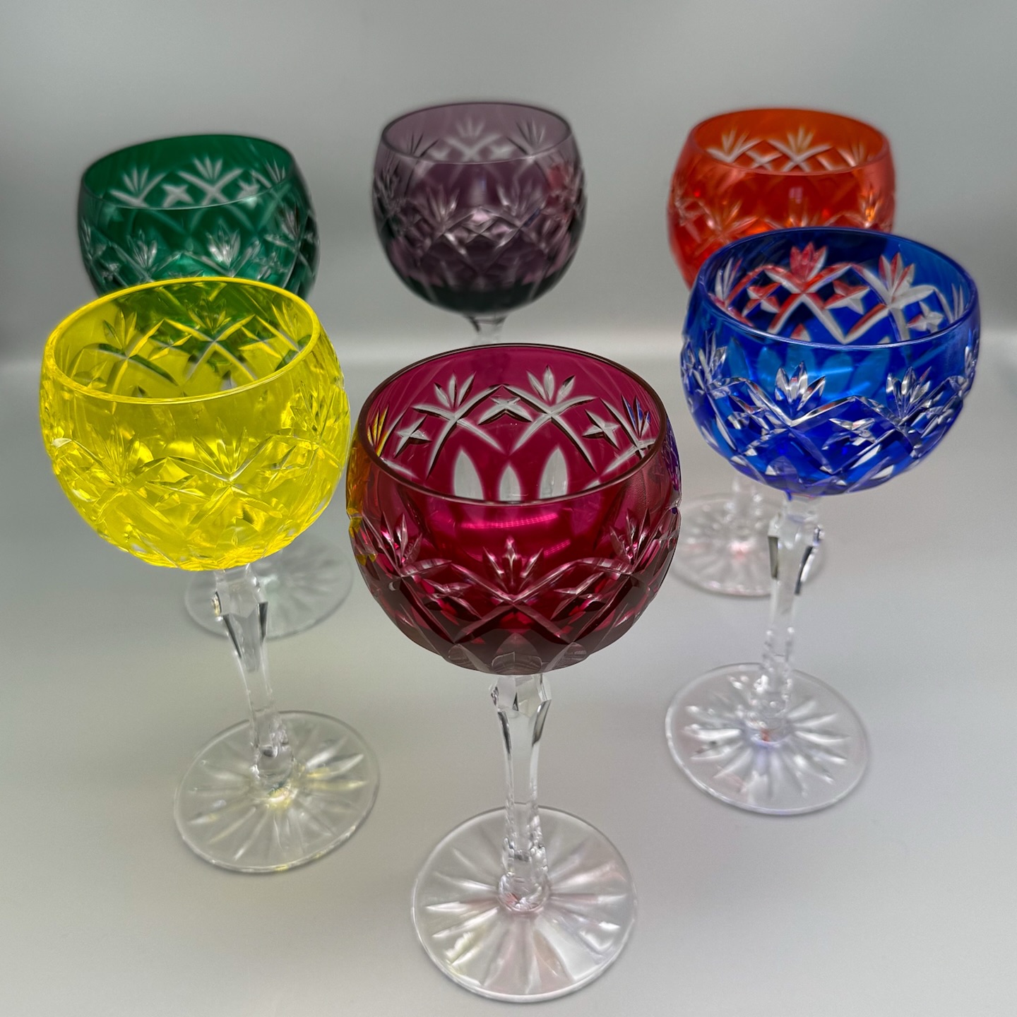 Sublime série de 6 verres à vin d’Alsace en cristal taillé et doublé de la manufacture Royale de Champagne Bayel.
Très belle paraison taillé aux couleurs vives , jambage à 6 facettes , pied étoilé .
Hauteur : 19,8 cm
Ø au buvant : 7,6 cm
Poids d’un verre : 304 grammes
En superbe état , des couleurs lumineuses, signés sous chaque pieds Cristal Bayel .
Pour la petite histoire :
La verrerie Bayel est fondée en 1666 par un maître verrier vénitien Jean-Baptiste Mazzolay qui à le privilège d’obtenir l’autorisation royale de Louis XVI de fournir la cour et devient ainsi la Cristallerie Royale de Champagne Bayel .
Au XIX la manufacture s’oriente vers le cristal au plomb suite à la reprise par la famille Marquot en 1854 .
Au XXème siècle la manufacture connaît ces années de gloire employant plus de 600 personnes et travaillant pour des maisons prestigieuses.
Entre autres l’Élysée , la Maison Blanche , Le Ritz , L’orient express, La compagnie des wagons lits, Fabergé , Louis Vuitton , Hermès…etc
La manufacture à fermé ses portes en 2016 après 350 ans d’histoire mais un musée créé en 1994 vous permet de découvrir toute l’histoire de cette manufacture.
🛒 prix et disponibilité dans la boutique en ligne
#cristal #verresàvindalsace #roemers #bayel #cristallerieroyaledechampagnebayel #artdelatable #artderecevoir #antiquité #savoirfairefrançais #antiquité #misslittlebottle