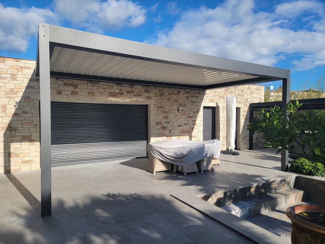 ✨ Nouvelle réalisation RG HABITAT ✨
À Neffiès, dans l’Hérault, nos équipes ont installé cette pergola bioclimatique moderne et élégante 😍
Grâce à ses lames orientables, elle offre un confort optimal toute l’année :
✔️ Gestion de la lumière
✔️ Protection solaire
✔️ Ventilation naturelle
✔️ Design contemporain
Un extérieur sublimé… et des clients ravis ☀️
RG HABITAT – Votre spécialiste en aménagement extérieur dans l’Hérault.