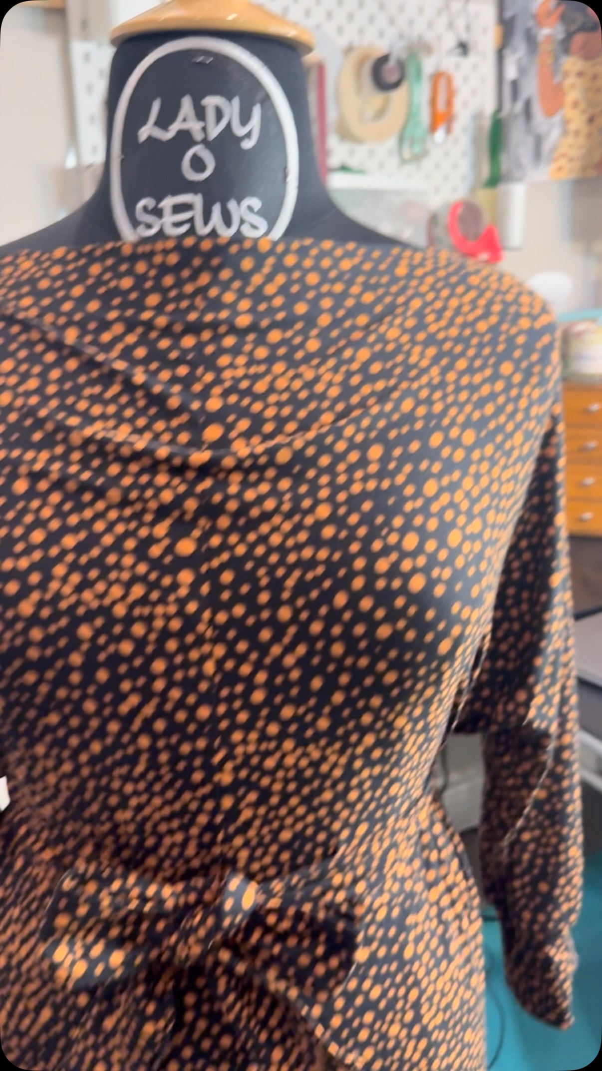 💚🧵🪡For the LOVE of sewing💚🧵🪡
🧵 When your friends @schellishell & @iamcrafttherapy are stitch queens you better believe that someone will suggest wearing “me-made” to dinner!!
✂️ With less than a week and an already busy schedule, I had no idea how I would pull this off!
🧵But I came across #simplicity 3046 and it came through!! This was the easiest dress I’ve ever seen and only using 3 pattern pieces! Cool bonus to the dress: You can wear it 2 different ways!