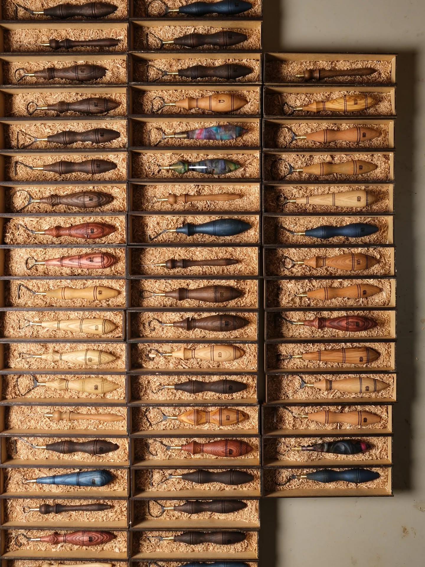 Due to the busy holiday season, the shipping time for orders has increased to 10 days. This batch left the workshop yesterday. I plan to stop taking orders and start taking preorders in a week or two. If you're thinking of buying something, last chance before Christmas.
#pottery #pottertools #handmadetools #craftmanship #makersgonnamake #