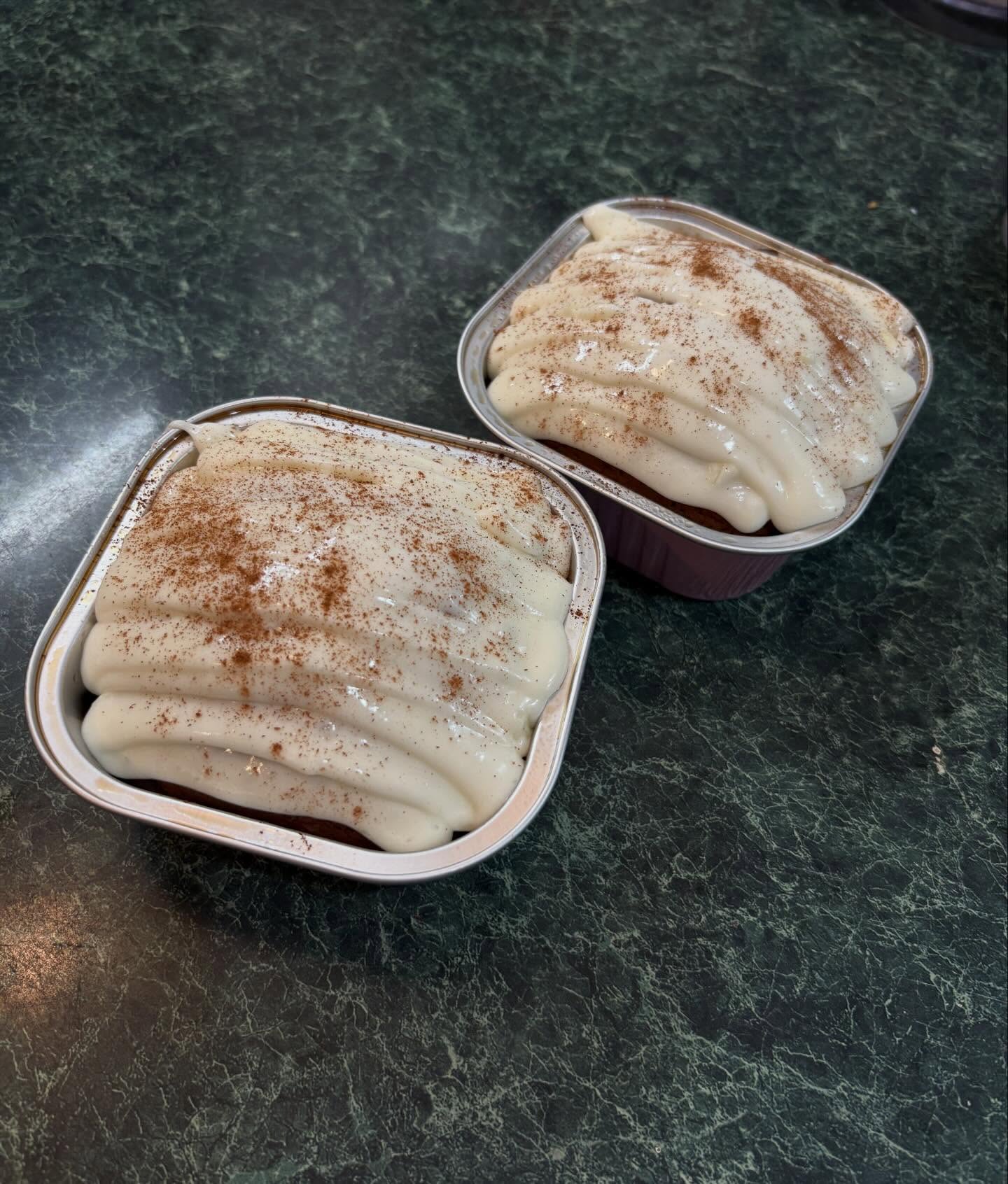 individual gingerbread cakes with cream cheese icing