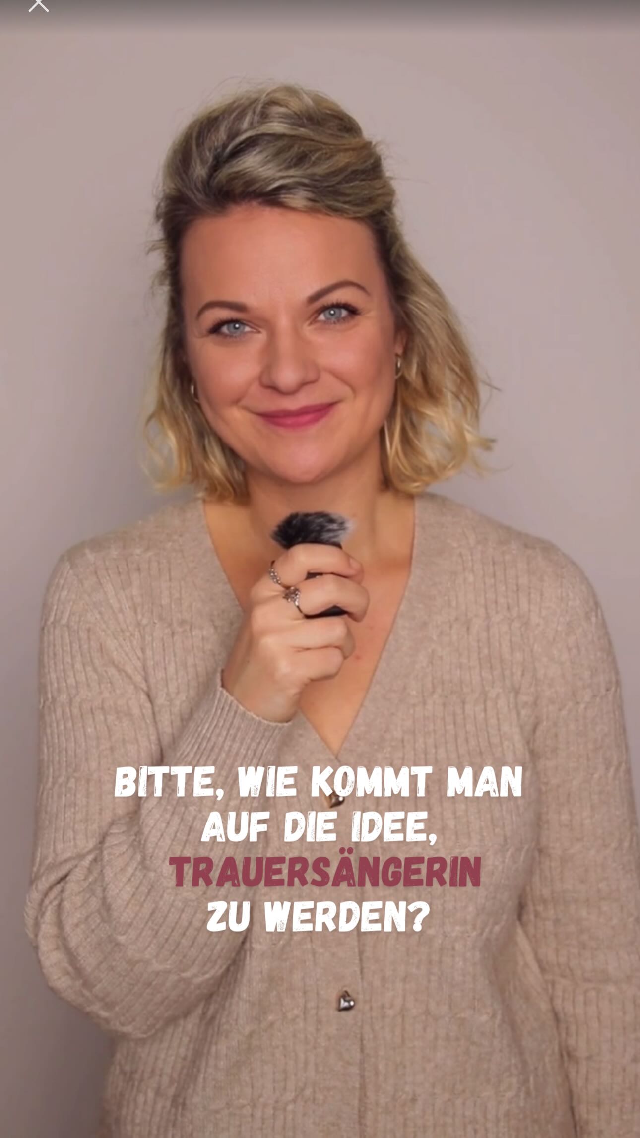 Ich werde oft gefragt, wie ich es schaffe, auf Beerdigungen zu singen.
Ich bin Trauersängerin- und gleichzeitig ein sehr feinfühliger Mensch, der nah am Wasser gebaut ist. Viele wissen nicht, dass ich lange damit gehadert habe, bei Abschieden zu singen. Ich hatte großen Respekt davor und wusste nicht, ob ich mich emotional darauf vorbereiten und ausreichend schützen könnte.
Doch mit der Zeit habe ich erleben dürfen, welche Kraft Musik in diesen Momenten entfalten kann: Sie kann Erleichterung schenken, Hoffnung wecken und liebevolle Erinnerungen lebendig halten. Sie bringt keine zusätzliche Schwere, sondern sogar eine gewisse Leichtigkeit.
Besonders tief berühren mich die Rückmeldungen der Familien, die ich begleiten darf.
Vor kurzem erreichte mich diese Nachricht.
Solche Worte machen mir bewusst, warum ich das tue:
Weil Musik Trost schenken kann.
Weil sie verbindet.
Weil sie für einen Augenblick das Unfassbare ein kleines Stück leichter macht.
#trauersängerin #sängerinbeerdigung #trauer #gesangzumabschied #abschied #abschiednehmen #sängerin