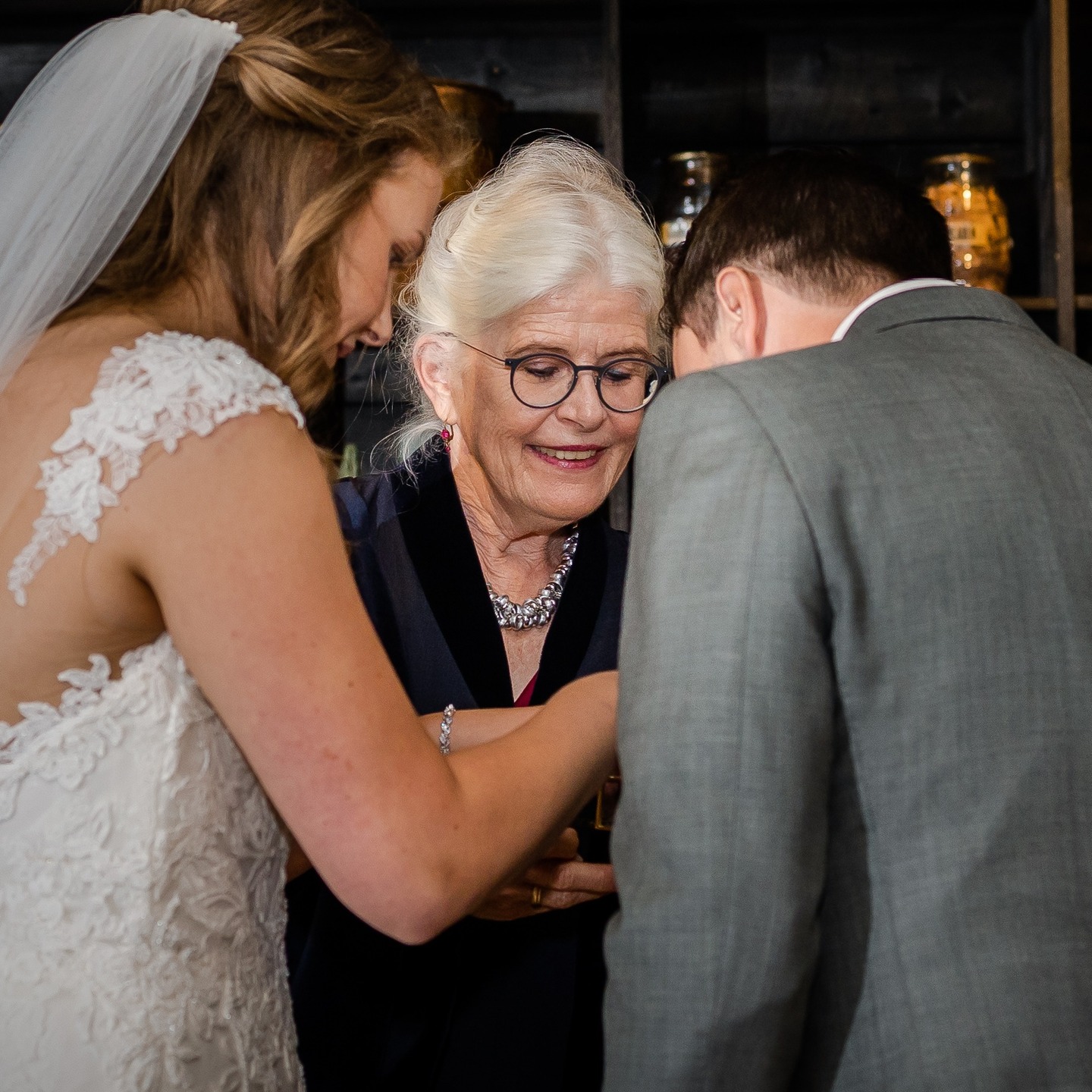 Nog een paar huwelijken en dan zit mijn 10e jaar als BABS er weer op. Wat heb ik genoten van alle leuke, grappige, serieuze, ontroerende en persoonlijke verhalen. Ceremonies vol humor, liefde met ook zo nu en dan een traantje. Ieder bruidspaar is voor mij weer bijzonder, elk verhaal boeit mij van a tot z. Alle voorbereidingen die leiden tot de ceremonie, met als hoogtepunt, het JA-woord: dat ontroert me iedere keer weer. De spanning vooraf, het moment en dan de ontlading en de blijdschap. Veel dank aan alle bruidsparen die ik afgelopen jaar mocht verbinden. En wat volgend jaar betreft: ik ben voorlopig nog niet uitgeBABSt.
#trouwen #huwelijksvoltrekking #bruidspaar #babs #betekenisvol #wijgaantrouwen #bruiloft #trouwen #ceremonie #verloofd #jawoord #deleukstebabs