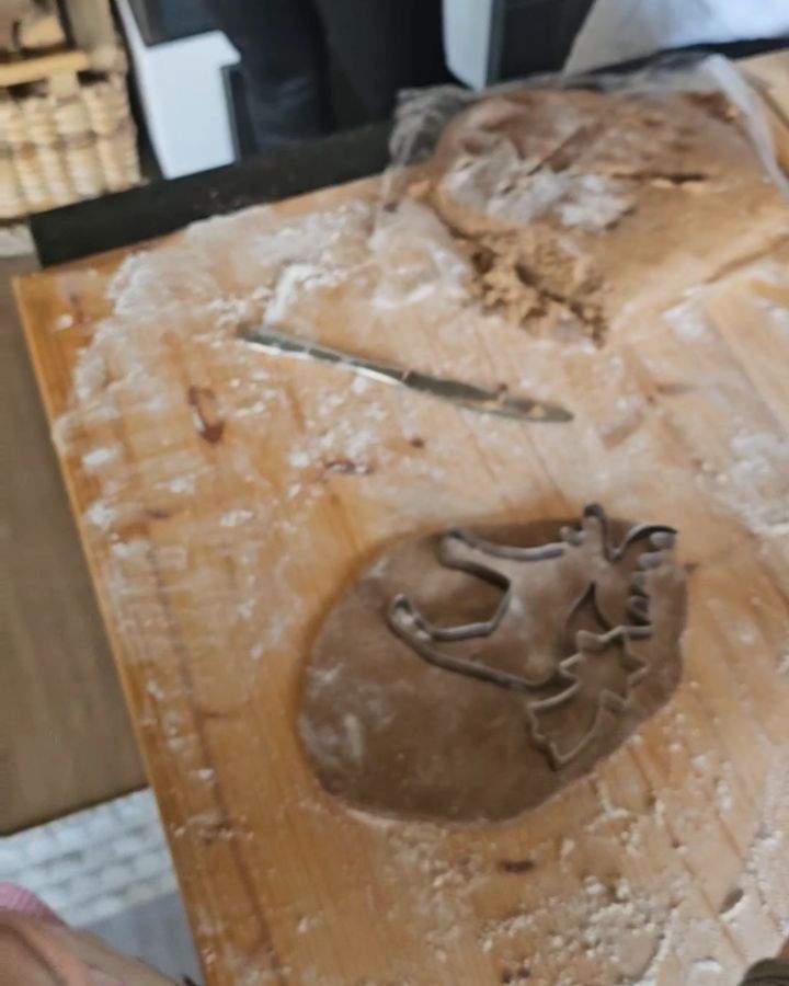 Huch..vergehen bei euch die Tage gerade auch wie im Flug? 😄 Hier ein kleiner #recap der letzten 2 Wochen.
Von Fotoshootings, Videodrehs und Websiten basteln bis hin zum Kurztrip und frischer Luft in den Bergen war einiges los. Und pssst..die ersten Kekse wurden auch schon gebacken.
Ob wir heuer wieder Ausgefuchst-Kekse backen sollten? 🤭🦊
#ausgefuchst #agenturausgefuchst #socialmediacreative