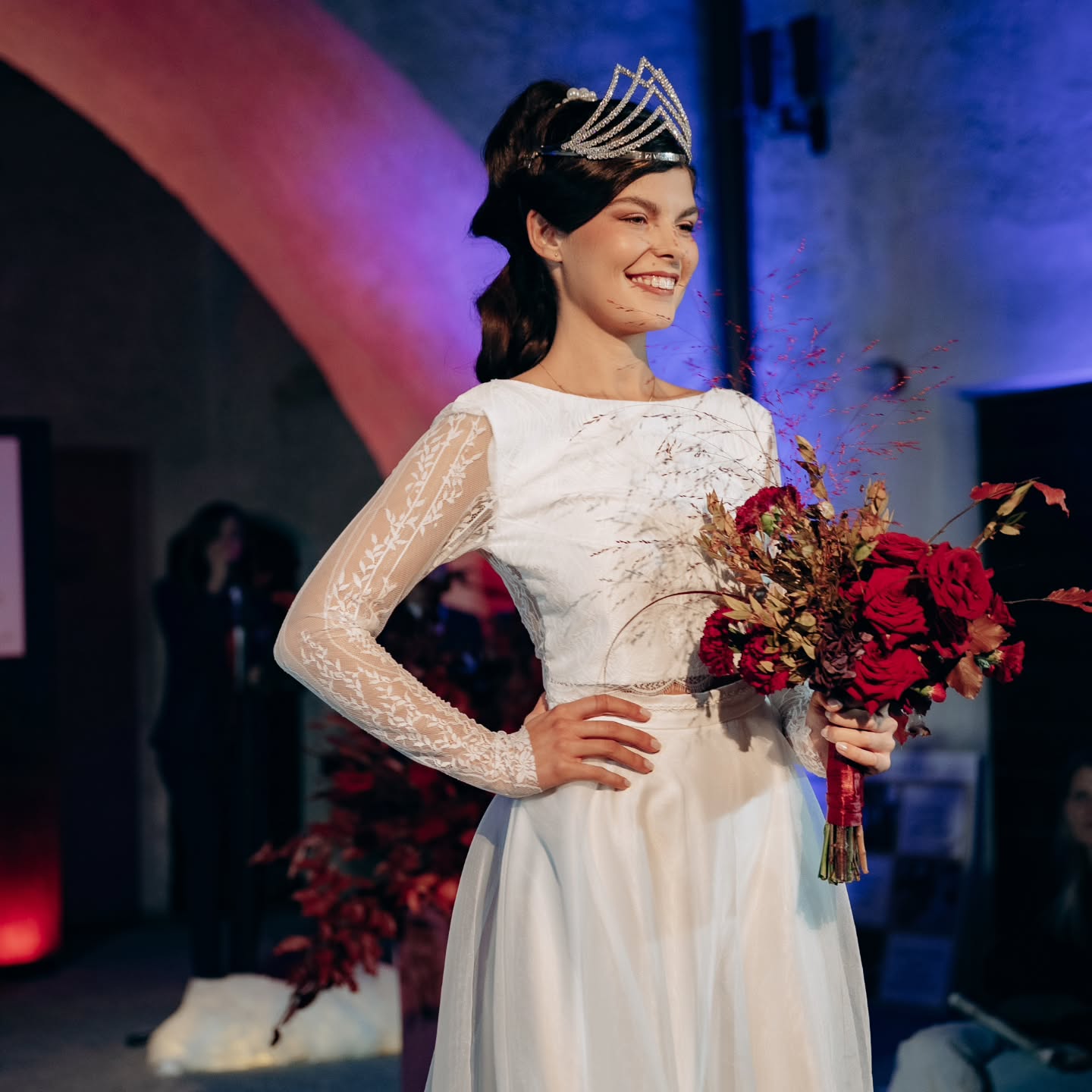 Chantilly-Spitzen Kleid, zweiteilig mit Oganza Rock.
@heisssophia
@stephanieveronesi.photography
@marry_me_festival
@makebellastella
@gemart_jewelry
@salon.creativ.bz
@mg_decoration_by_maya_gruber
@maretsch_mareccio