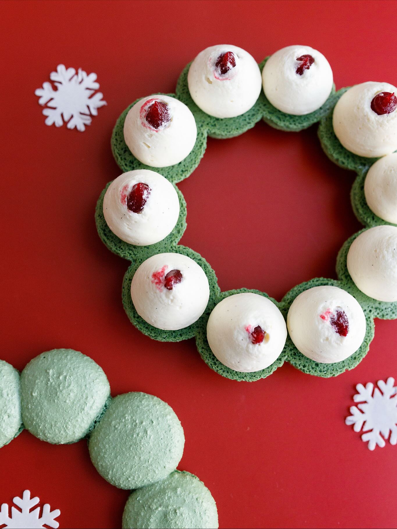 Proudly presenting our macaron wreath - new for this Christmas! 🎄
10 lightly touching macarons beautifully presented as a wreath, filled extra deep with whipped vanilla ganache and cranberry coulis, decorated with white chocolate and fresh berries, presented in a gorgeous round box with red ribbon.
Available by pre-order. Limited availability ❤️
Photography by @milliened_photographer
#christmasiscoming #xmastreats #macarons #specialgifts #lovemacarons #giftidea #specialgathering #limitededition #hemelhempstead #kingslangley #berkhamsted #tring #harpenden #stalbans #preorderyours