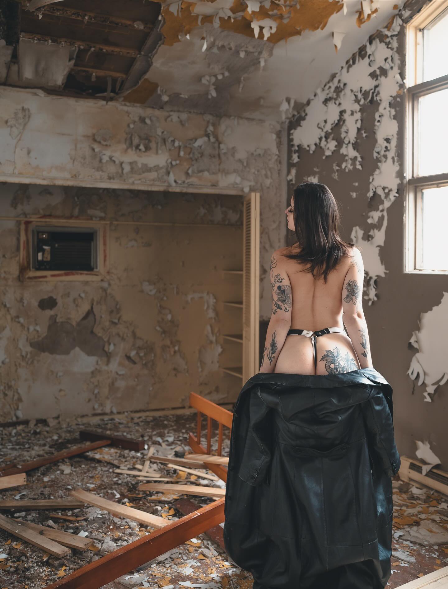 Urbex with this so cool model
atelierjfred.com
📷 @atelierjfred
🔥 @baked_brat
Kit : @cjcray.ca
Place : @a.maze.in.rope