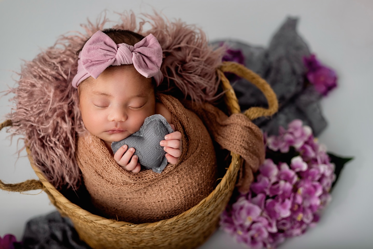 En julio fue la sesión de Greeys, cuando tenía apenas 11 días de nacida….Hoy, casi 4 meses después, estoy segura de que ha cambiado un mundo 🥰✨
Se dice que los bebés, en sus primeros días, cambian más rápido que nosotros en todo un año, y yo lo creo🤣😅
Y es que, en solo unas semanas, su carita, sus gestos y hasta su forma de mirar se transforman. Por eso las sesiones de recién nacido son tan especiales: ese momentito pasa en un abrir y cerrar de ojos… pero las fotos lo detienen un poquito 📸💖
Gracias @zayaragoodin por guardar en fotos este momentito para tu bebé, estoy segura que lo atesorará toda la vida ⭐️
—
#FotografíaDeMaternidad #SesiónDeEmbarazo #SesiónDeReciénNacido #PrimerAñito #sesiondefotos #panama #fotografapanama