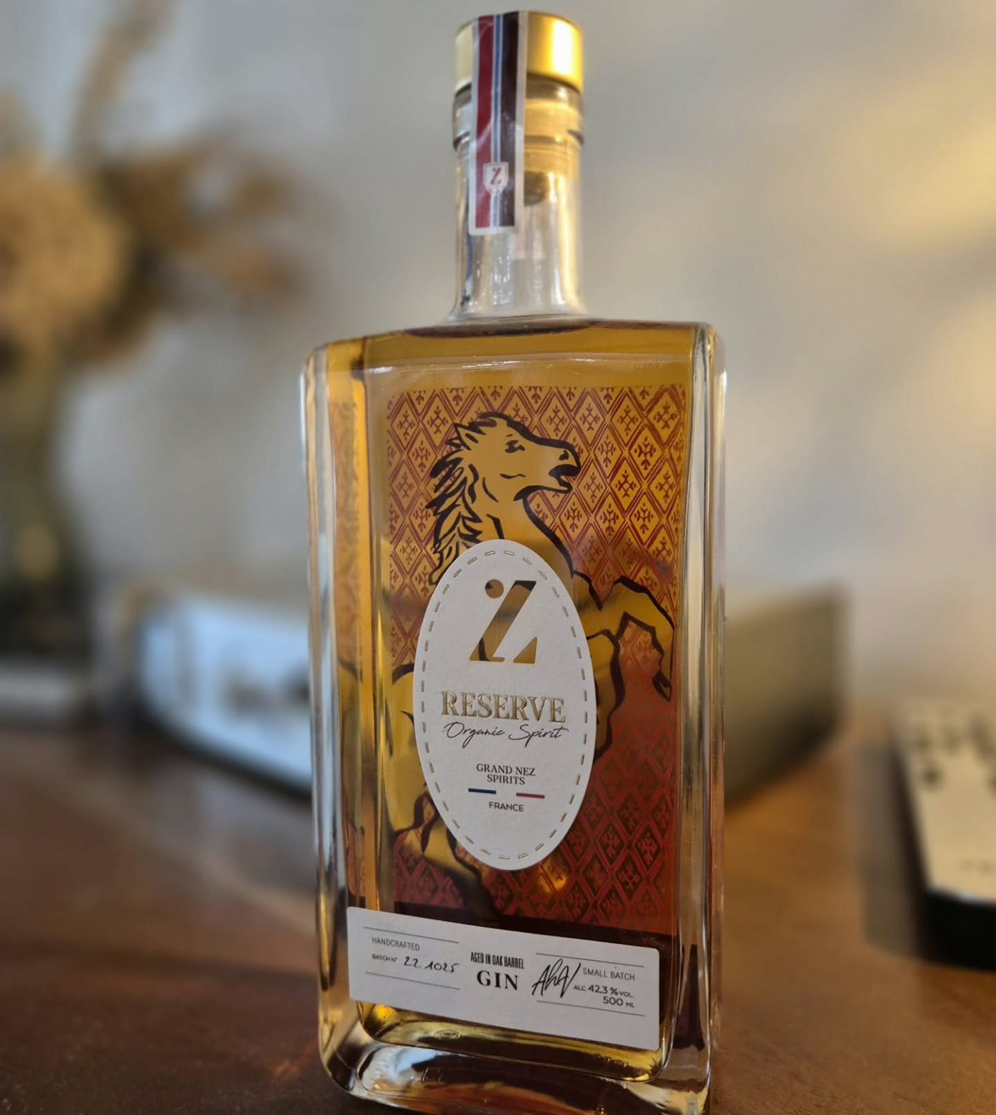 ✨ Ça y est, enfin ! On vous présente notre Gin de Réserve. Fini les blabla, il est temps de voir, de sentir, de goûter. 🌿
Pourquoi un cheval en fond ? Le Cheval Blanc d'Henri IV ? Pourquoi pas... Mais avant tout, il symbolise l'élégance, l'envol, le voyage… 🐎✈️
À déguster avec plaisir… mais toujours avec modération. 🥂
#GinDeReserve #LéléganceDuVoyage #AConsommerAvecModération #GinLovers