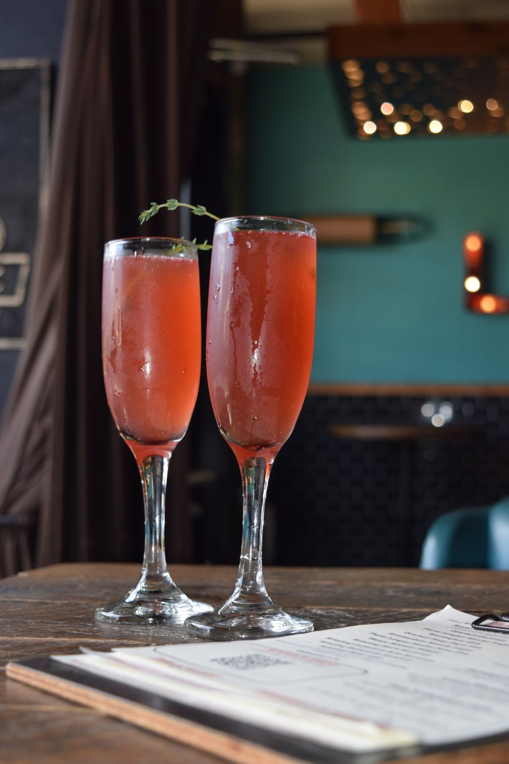 Is it Friday yet…? Treat yourself to a mid-week pick-me-up with our Pomegranate Thyme — NE1 gin, lemon juice, pomegranate-thyme syrup, and prosecco. Bright, bubbly, and just what you need. 🥂