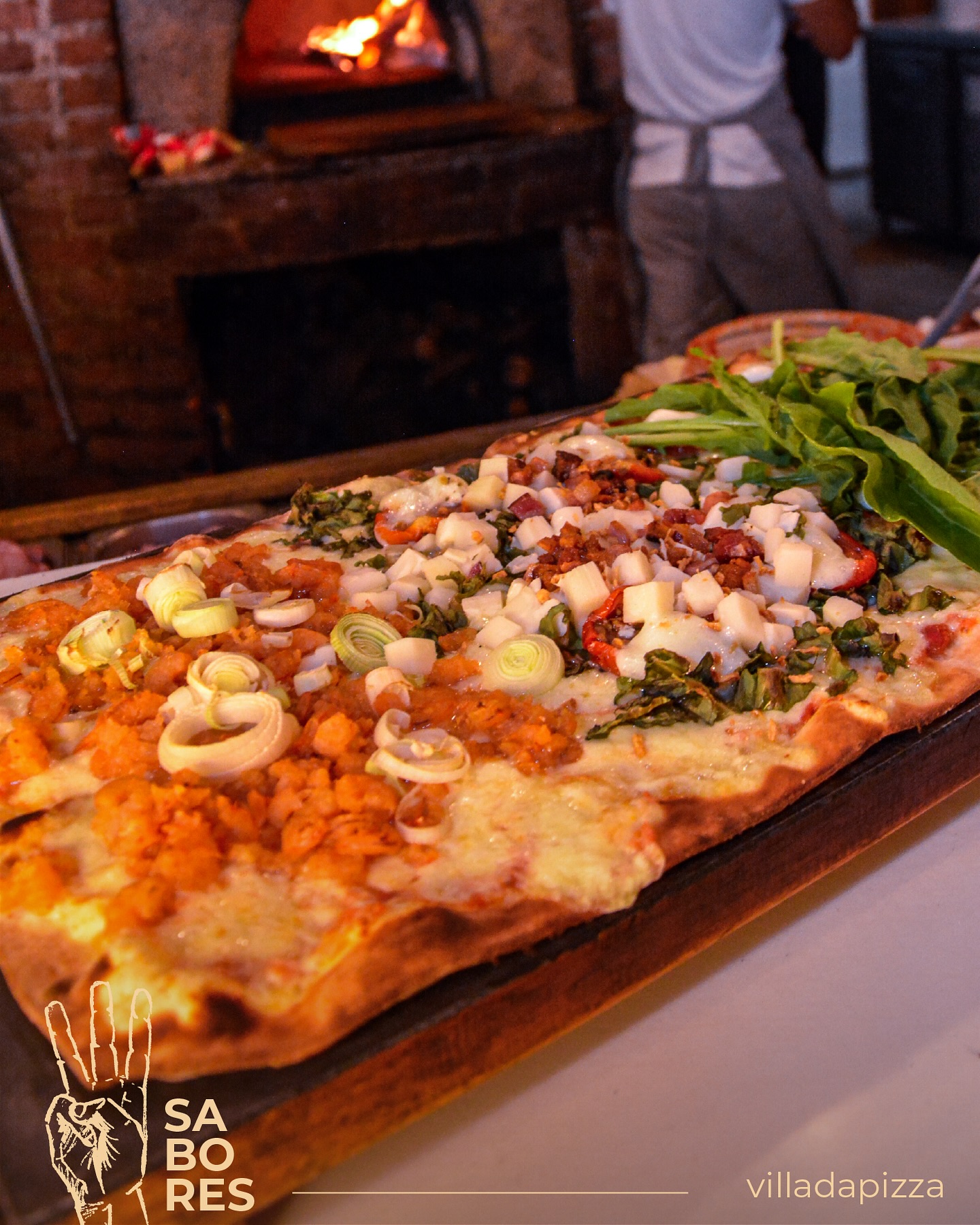 O seu sábado só é perfeito com essas duas combinações: pizza retangular irresistível da Villa + uma noite única com piano bar! 🤩