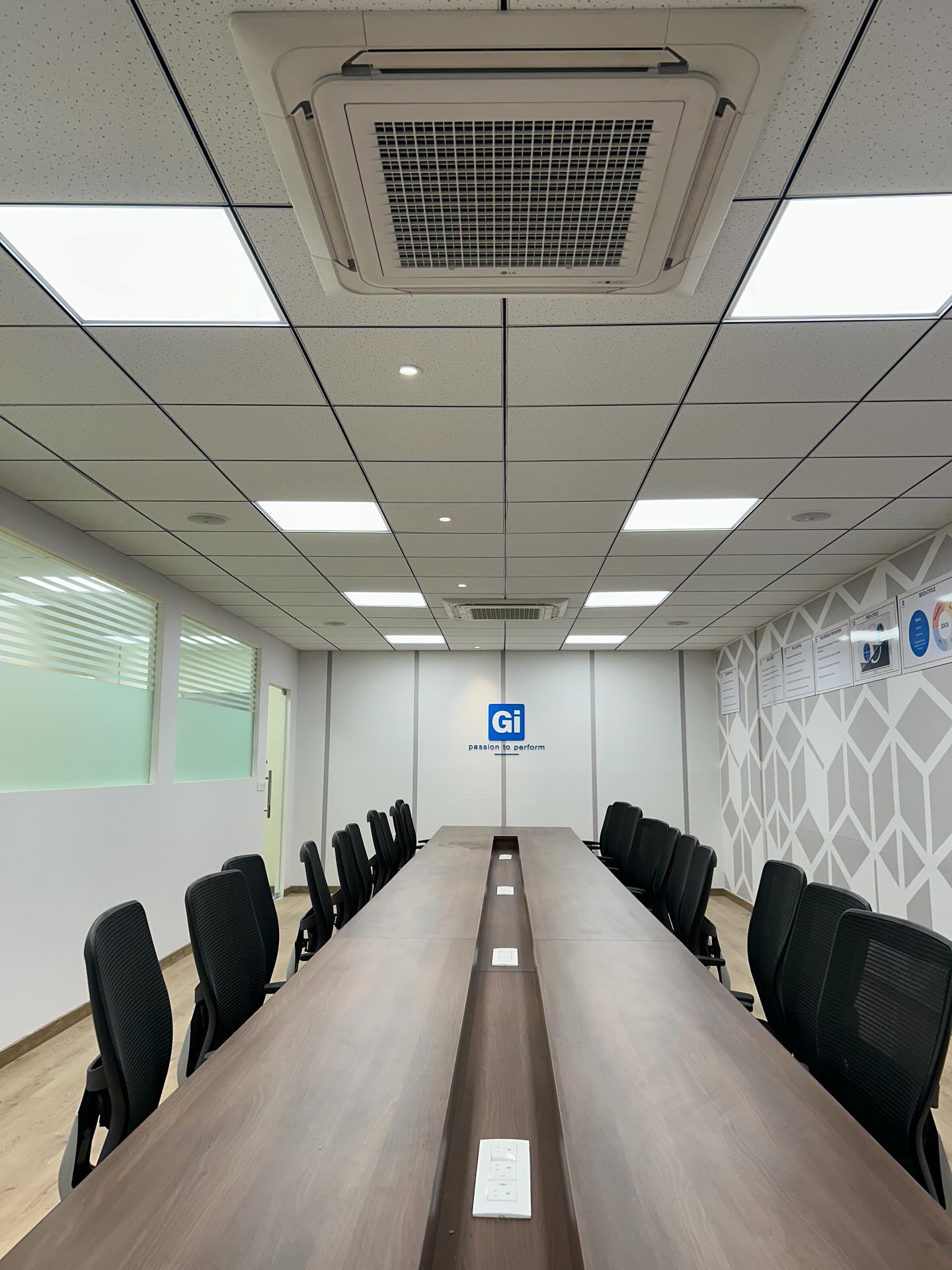 Precision. Planning. Performance.
A storage room reimagined into a soundproof corporate suite â delivered in 18 days. âš