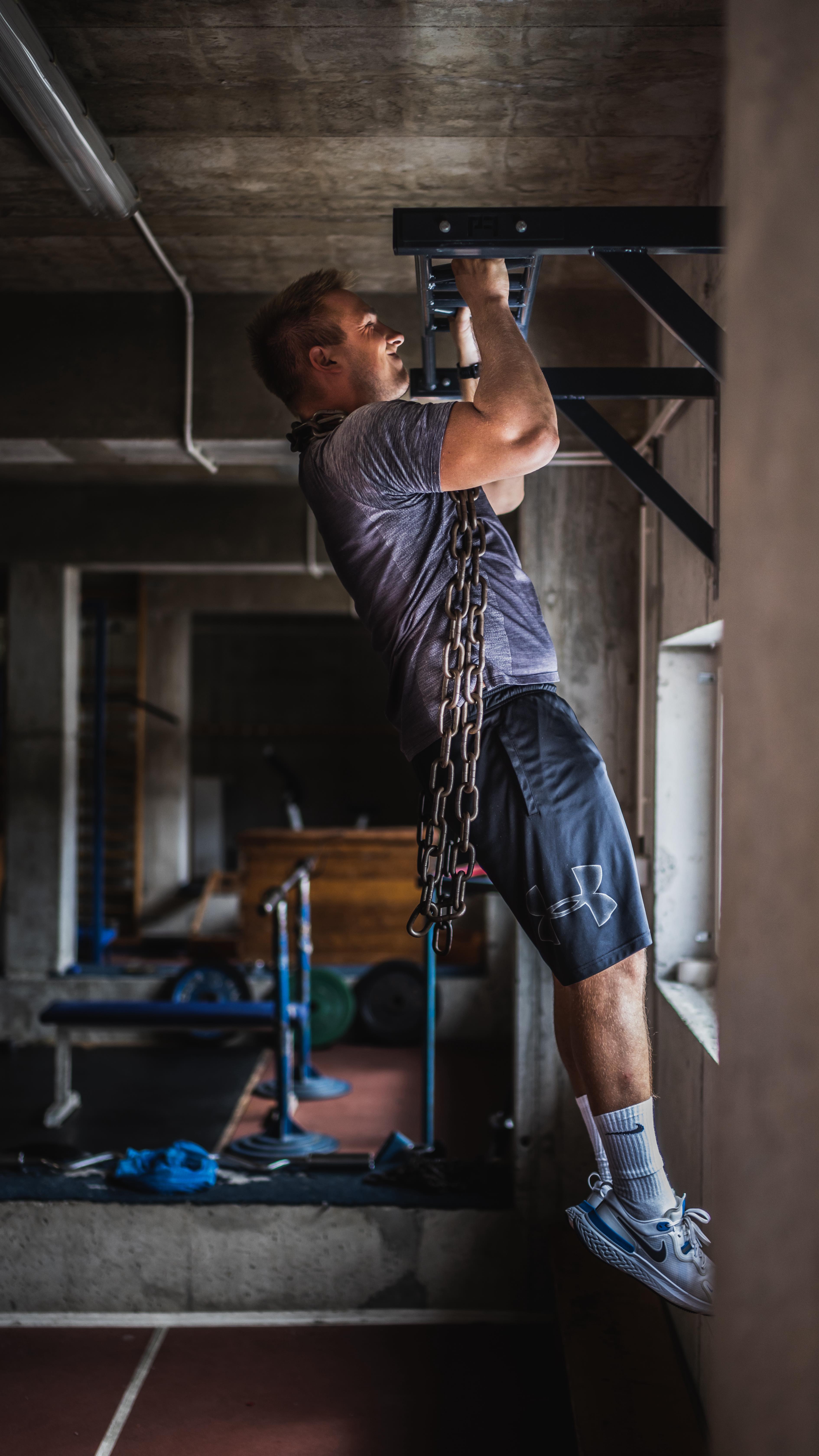 Síla není jen o tom „kolik zvedneš“. Je to biologická rezerva, která chrání tvoje klouby, drží ti páteř ve správné pozici, zlepšuje inzulinovou senzitivitu a pomáhá ti zvládat každodenní stres bez bolesti. 💪🏽🩸
Když posiluješ, nebuduješ jen svalová vlákna, ale trénuješ nervový systém, zvyšuješ hustotu kostí, zlepšuješ funkci vazivových struktur a vytváříš prostředí, ve kterém tělo pracuje efektivněji. Každý tlak, dřep nebo tah doslova mění tvoji biologii směrem k dlouhověkosti.☝🏽
A tohle je pointa, kterou lidi často přehlíží:
Síla je nejspolehlivější „pojištění“ proti budoucím problémům se zdravím. Je to něco, co ti nikdo nevezme, jen ty sám, pokud přestaneš trénovat.
Takže když dneska zvedáš činku, neděláš to pro ego. Děláš to pro budoucí verzi sebe, která bude fyzicky i psychicky odolná, méně bolet, lépe dýchat, rychleji regenerovat a zvládat život s lehkostí.
Tvoje dnešní síla = tvoje zítřejší zdraví. Tato myšlenka je dnes již potvrzená desítkami výzkumů. Pamatuj si to!🤗
Honza
#brotasfitness #brotas #silovytrening #strengthtraining #hypertrophy #zdravi #longevity #performance #trenink #biomechanika #fitnesscz #trenercz #zdravyzivotnistyl #kvalitazivota #bolestzad #silnetelosilnamysl #kentoyafitness #kentoya