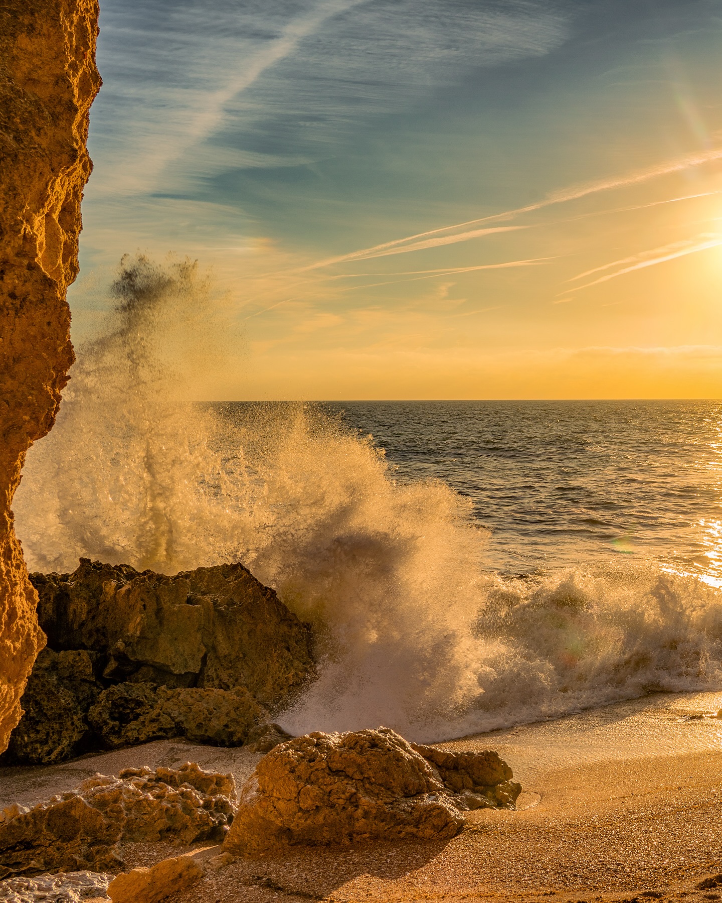 S w i p e for the Sunset 🙌 Wie schnell kann so eine Woche am Meer bitte vergehen… Nagut, dann wirds jetzt halt Zeit für Weihnachtsstimmung 🤩
.
.
.
.
.
#sunsetlovers #visitalgarve #visitportugal #sonnenuntergangammeer #waswillmanmehr