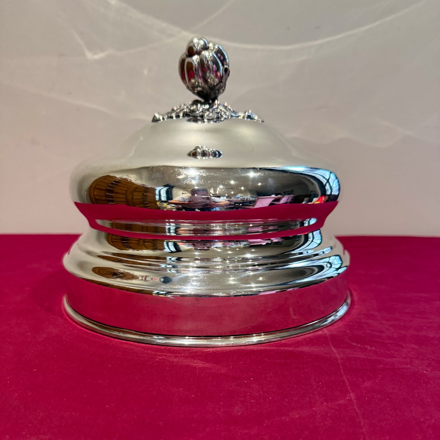 Charmante cloche en métal argenté style régence, avec une jolie prise .
Hauteur à la prise : 20cm
Ø : 25 cm
Bon état général, je signale quand même 2 petits sauts d’argenture et un petit enfoncement mais à la base peu visible .
🛒 prix et disponibilité dans la boutique en ligne.
#argenterie #artdelatable #artderecevoir #decorationdetable #cloche #clochedeservice #antiquite #downtownabbey #misslittlebottle