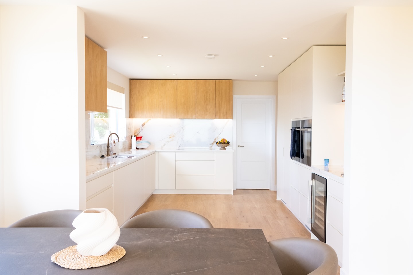 BRANKSOME HOUSE
A kitchen shaped around light, warmth, and everyday practicality.
Matte cabinetry, oak wall units, and a continuous stone run that brings everything together.
Thoughtful, calm, and built for real living.
See more of this project on our website.
📸 @olliejamesframpton @framptons_co
#WeberCreativeInteriors #WeberCreativeLiving #BespokeCarpentry #BranksomeHouse #InteriorDetails