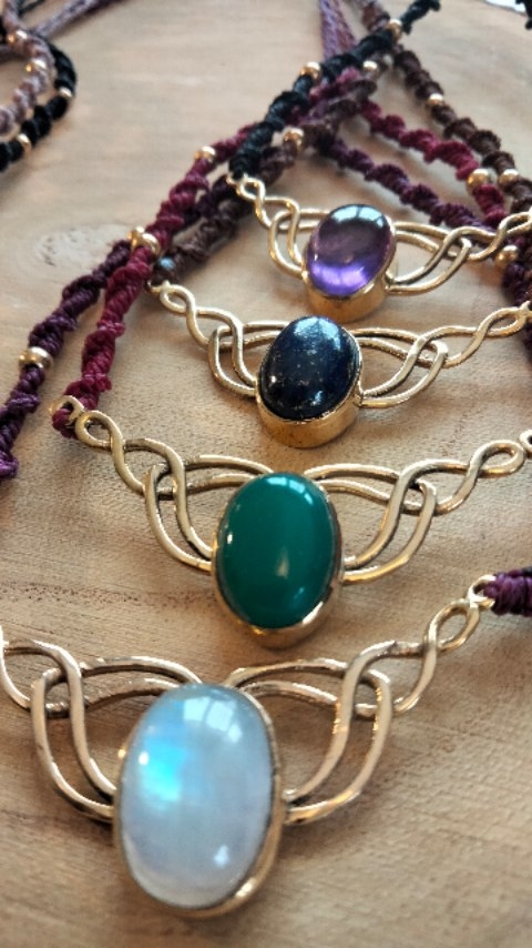 👉 Mets le son pour avoir la pêche ! 🍑
Je vous emmène avec moi dans les coulisses de la préparation d'une commande !
✨ Tous vos bijoux sont emballés soigneusement, bien protégés pour le transport et prêts à être offerts à vos proches dans un joli pochon !
🎁Avec des petits autocollants en cadeaux, car vous ne le savez peut-être pas, mais je suis une grande fan d'autocollants, j'ai une collection assez monumentale chez moi 😅
👉Tous vos colliers Pachamama, Lotus et Inti seront emballés comme ça ☀️
Ils sont à retrouver sur la boutique en ligne, le lien est en bio !
#bijouxcolorés #bijouxcreateur #bijouxmacramé #faitmain #emballagespersonnalisés #cadeaunoelfemme #cadeaunoeloriginal #cadeaunoelfaitmain #creationartisanale #pierresnaturelles #labradoritebleue #bijouxlabradorite #bijouxpierresnaturelles #collierboheme #faitmainavecamour