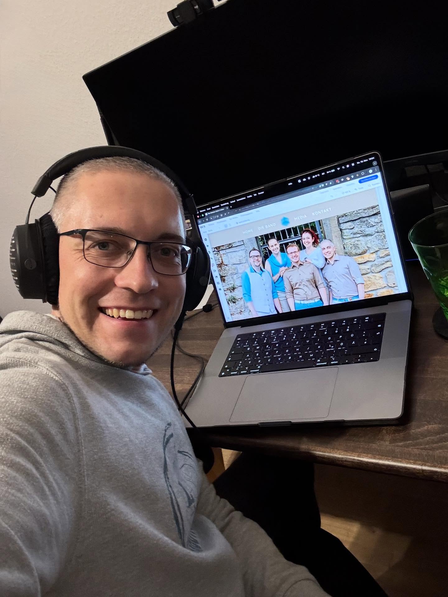 Wer arbeitet so spät bei Nacht und Wind? Es ist der Jens, mit unserem neuen Homepage-Kind… #soon