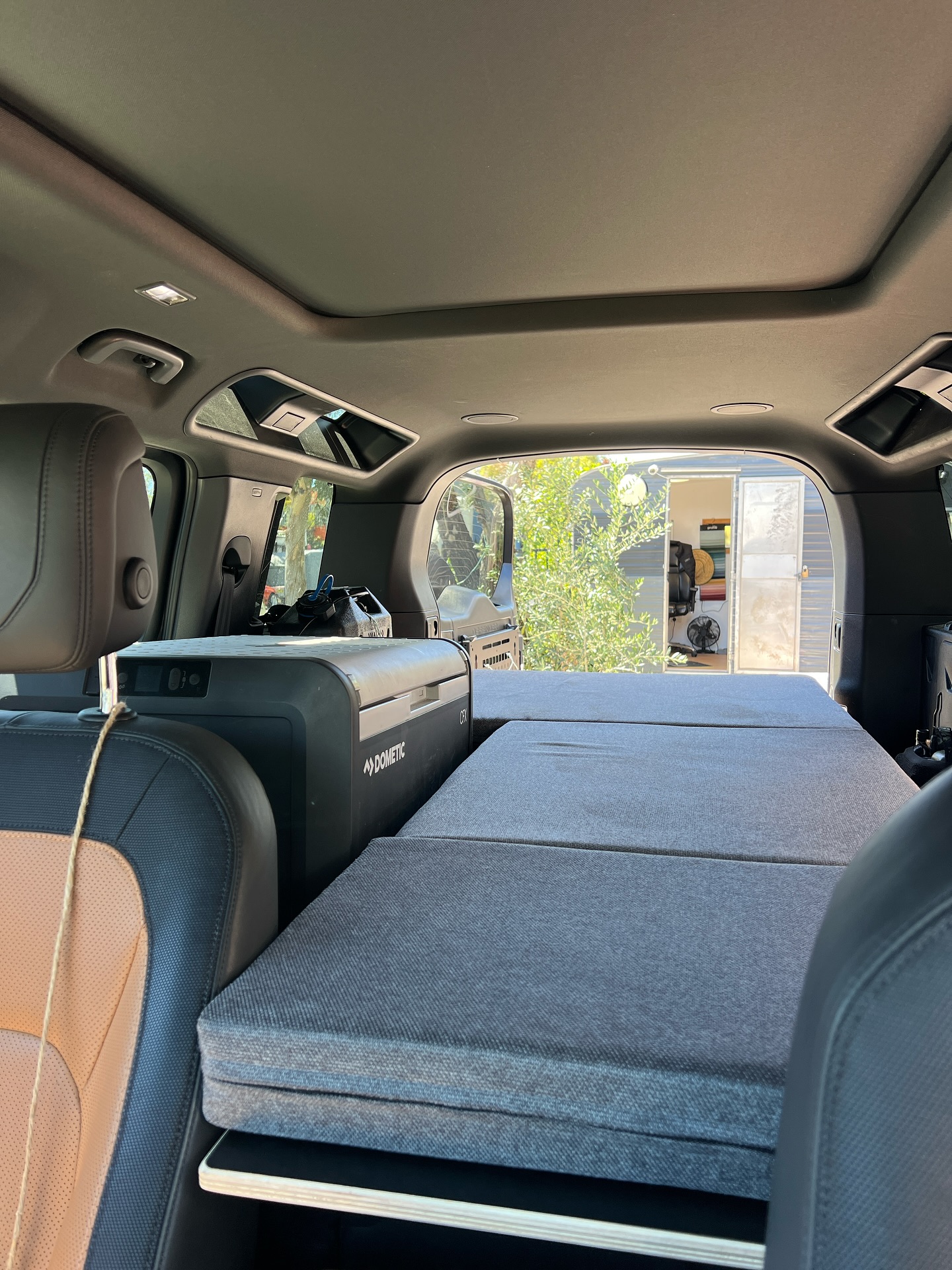 Land Rover Defender 5 Seater β
Custom Slim Camperbox 900
Split bed
Access to Top Load 45l @dometic
Access to @ontap.products
#kataDefender #landroverdefender110