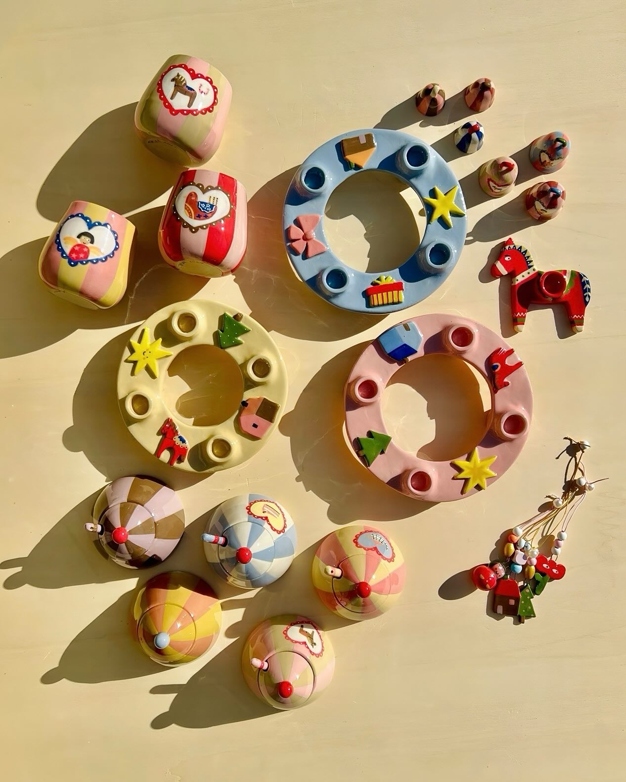 Guten Mittag an alle Vorweihnachtsmäuse! 🥰
Hier seht ihr natürlich wieder das gesamte Weihnachtsmenü, das euch morgen ab 10 Uhr in meinem Shop erwarten wird.
Heut Morgen habe ich noch diese zwei super cuten Weihnachtskugeln aus dem Ofen geholt und klar - die ziehen mit in den Shop! 🔔
Uuund: Es gibt natürlich auch wieder einen Anhänger zu jeder Bestellung! 💝
Ich hoffe, wir haben ein Date! Ich freu' mich auf euuch!
Happy Samstag!
#christmasceramics #shopupdate #pottery #potterylife #potterypainting #kunstkeramik #ceramicarts #ceramicartist #ceramics #ceramiclife #weihnachtskeramik #christmasdecor #myhomeinterior #interior #scandinavischwonen