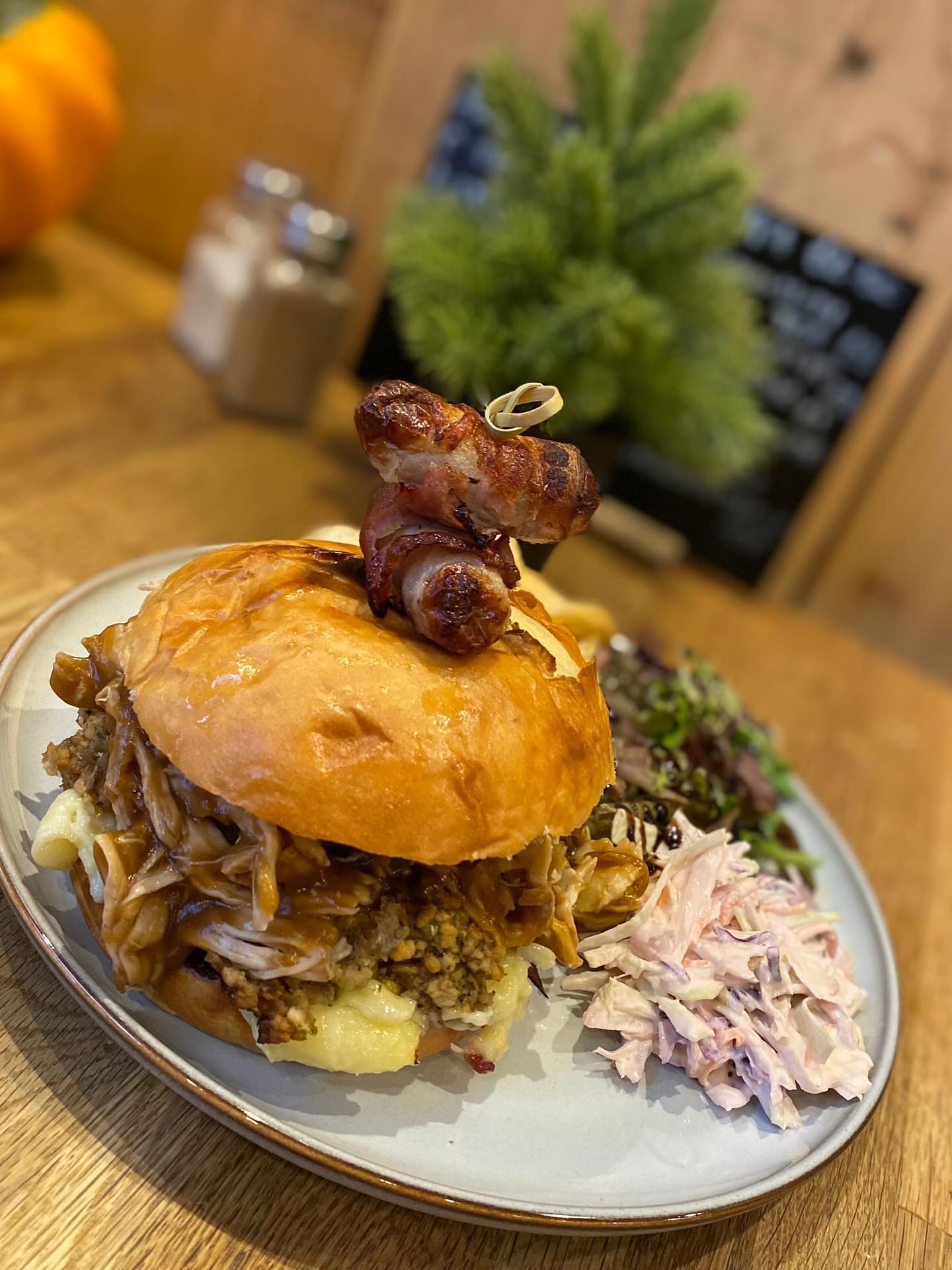 The festive burger is dropping on to our Specials board today!
•a brioche roll with cranberry sauce, pulled chicken in gravy, stuffing, melted brie & topped with pigs in blankets 😍🎄
You just have to try it 🤤