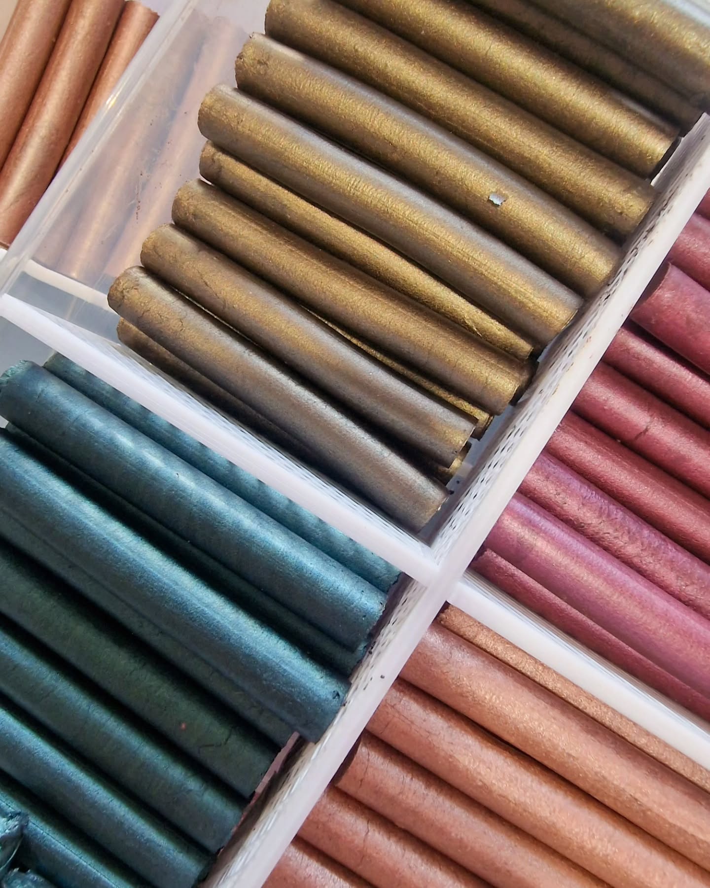 Mes problèmes d’imprimante ayant été résolus à grand frais, je vais pouvoir reprendre les commandes et les packagings! Notamment de la nouvelle collec’ “Forêt des Sortilèges” de bâtons de couleurs qui attend son étiquette à paillettes ✨✨✨✨
Je suis archi fan de cette série de teinte et de ses reflets sous le soleil, mais vous le savez déjà, je suis une fille à paillettes 🫣
Pour ceux qui l’ignorent encore et les nouveaux (coucou les nouveuax) les bâtons de couleur, ce sont des crayons de cire à l’huile de lin et d’oeillette, coulées à la main, parfait pour mélanger les textures ou croquer sur le vif! BON OK il fait froid et on se pèle dehors, mais on peut croquer depuis sa fenêtre ou dans un café avec une infusion bien chaude \o/
La collection “Forêt des Sortilèges” est disponible en bâton de couleur et en demi-godet d'aquarelle
Les teintes sont inspirées de l’image des bois ensorcellés : ciel d’étoiles entre les feuilles, terre humide, champignons magique, et fruit à coque 👀
Ça vous inspire aussi ? C'est normalement pas du tout mes ambiances mais j'ai quelques idées qui me trottent en tête ☺️