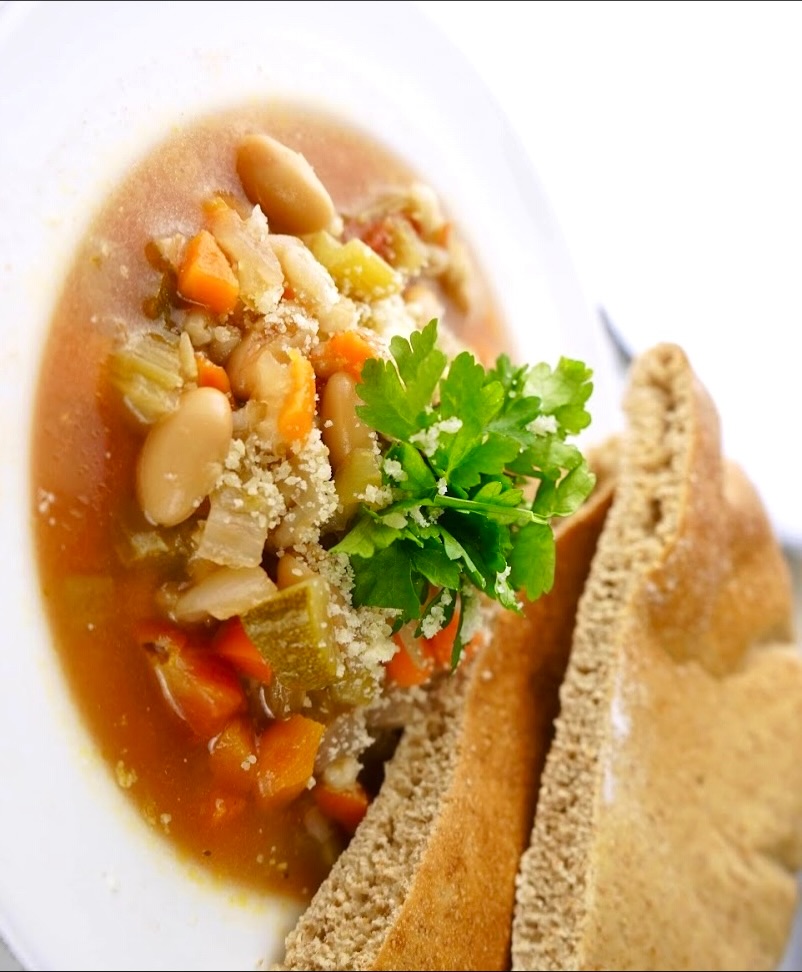 HEALTHY HEARTY MINESTRONE 🍲
I shared that I made a big batch of this at the start of the week - with the London weather suddenly FREEZING 🥶 I’m even more glad I did!
It’s packed with plant-based protein (if you watch my stories you’ll know I’m bean-obsessed!), fibre, veggies — all in all, a ton of gut-loving goodness!
Nourishing, satisfying and comforting, whilst still being totally waistline-friendly… what more could you want!?
It’s also incredibly easy to make — perfect for quick weeknight suppers or for meal-prepping a big batch over the weekend.
If you haven’t yet made it, this is your nudge — true healthy comfort in a bowl. Recipe is up on The Food Effect blog — link in my bio! 🤗💚
#TheFoodEffect #healthyeating #healthyliving #realfood #easyrecipes #minestronesoup