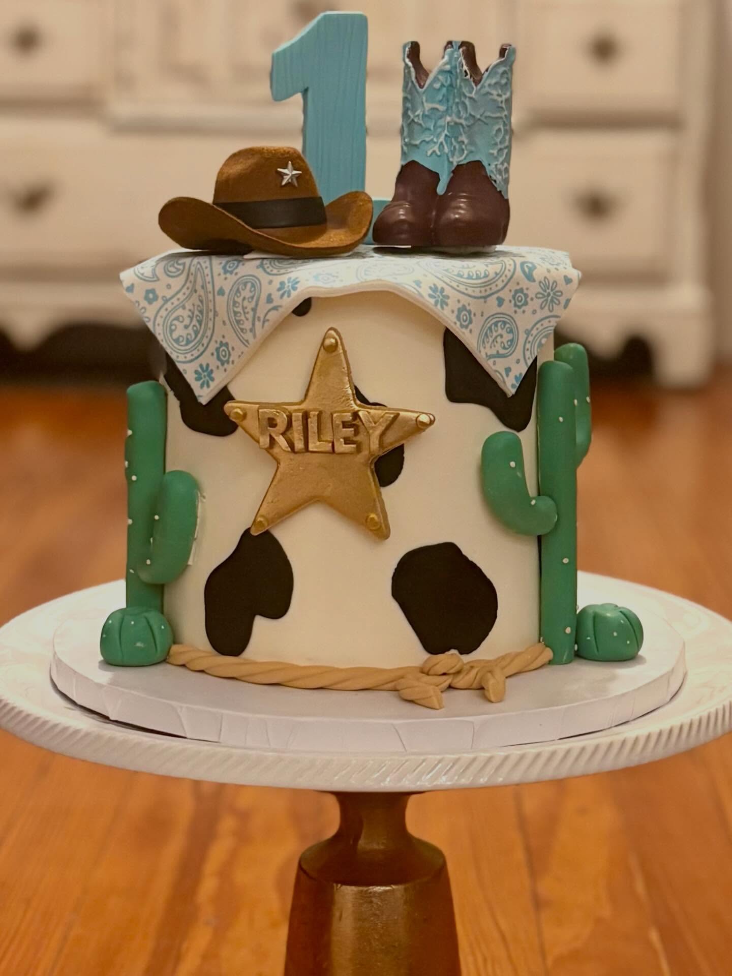 #rodeo #rodeostyle #rodeocake #firstrodeo #firstrodeobirthday #customcake #decoratedcakes #cakesofinstagram #murielscakesandcookies