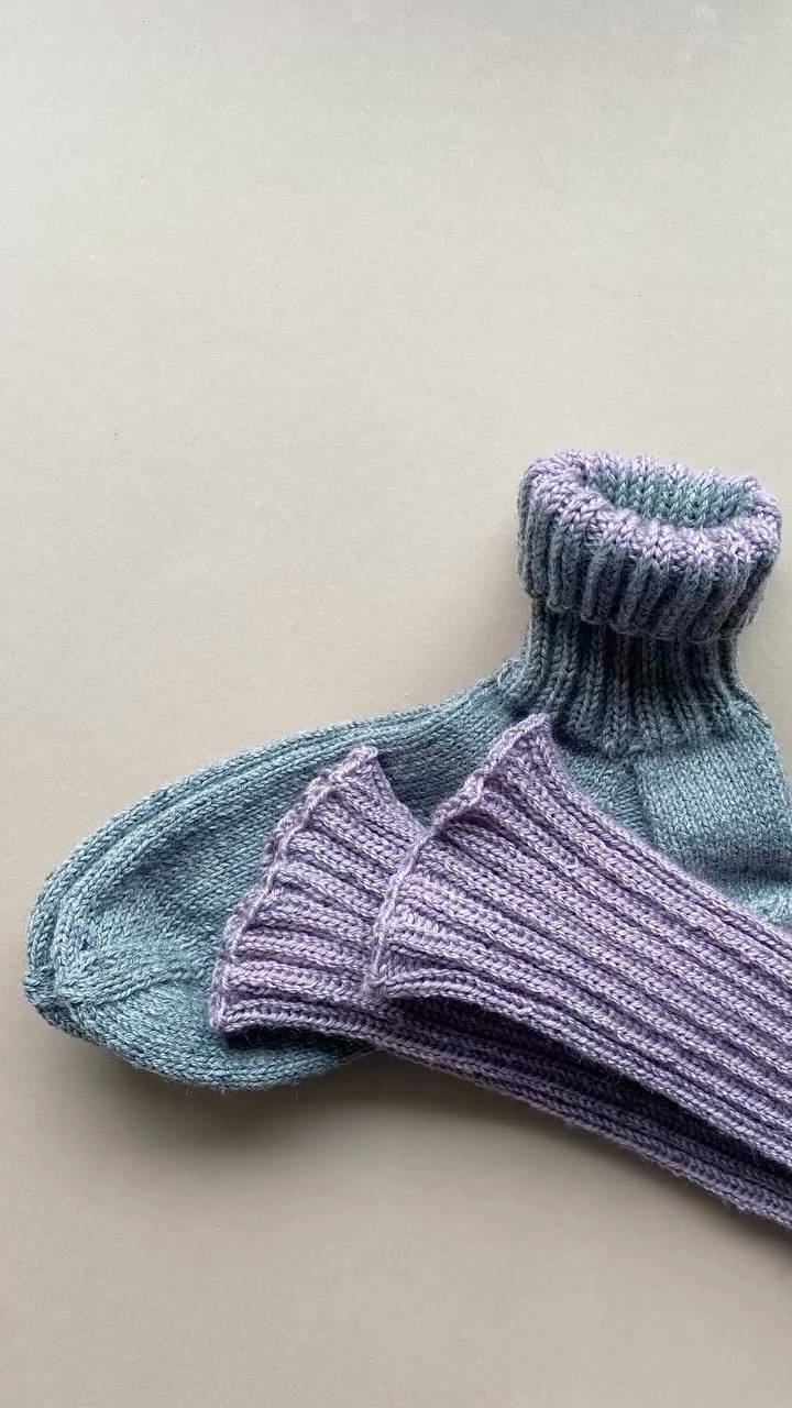Unsere handgefertigten Kindersocken und Kinderstulpen. Es beginnt immer gleich: ein weiches Knäuel Wolle, ein ruhiger Moment, eine Idee.
Und dann wachsen sie – Masche für Masche – die Socken und Stulpen.
Nicht perfekt. Sondern lebendig.
Vielleicht trägt sie ein Kind beim Morgensingen im Kindergarten.
Vielleicht beim Sammeln der ersten Kastanie im Herbst.
Vielleicht beim Einschlafen im Arm von Mama. Denn genau dafür sind sie gemacht!!!
#highqualitykids#nachhaltig #kinder #kids#waldorfinspired #kidsstyle #clothesforkids #family#kindermodech#handmadech#kidsfashionch
#schweizermamas#handgemachtmitliebe#trendyforkids
# slowfashionkids#handcraftedkidswear #schweizerlabel