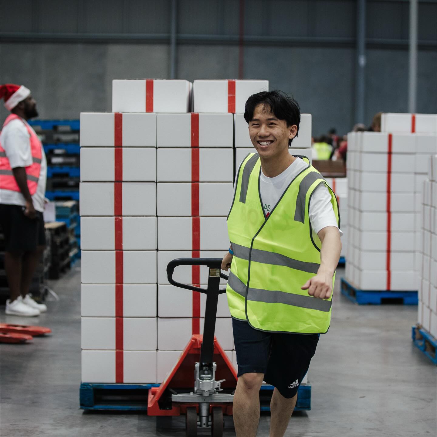 The countdown to packing day is on! Next week over 2,000 volunteers will be coming together to pack 35,250 Christmas Boxes across New Zealand and the Cook Islands for families doing it tough this Christmas.
Every box packed ensures a family has food, hope and a brighter Christmas ✨
