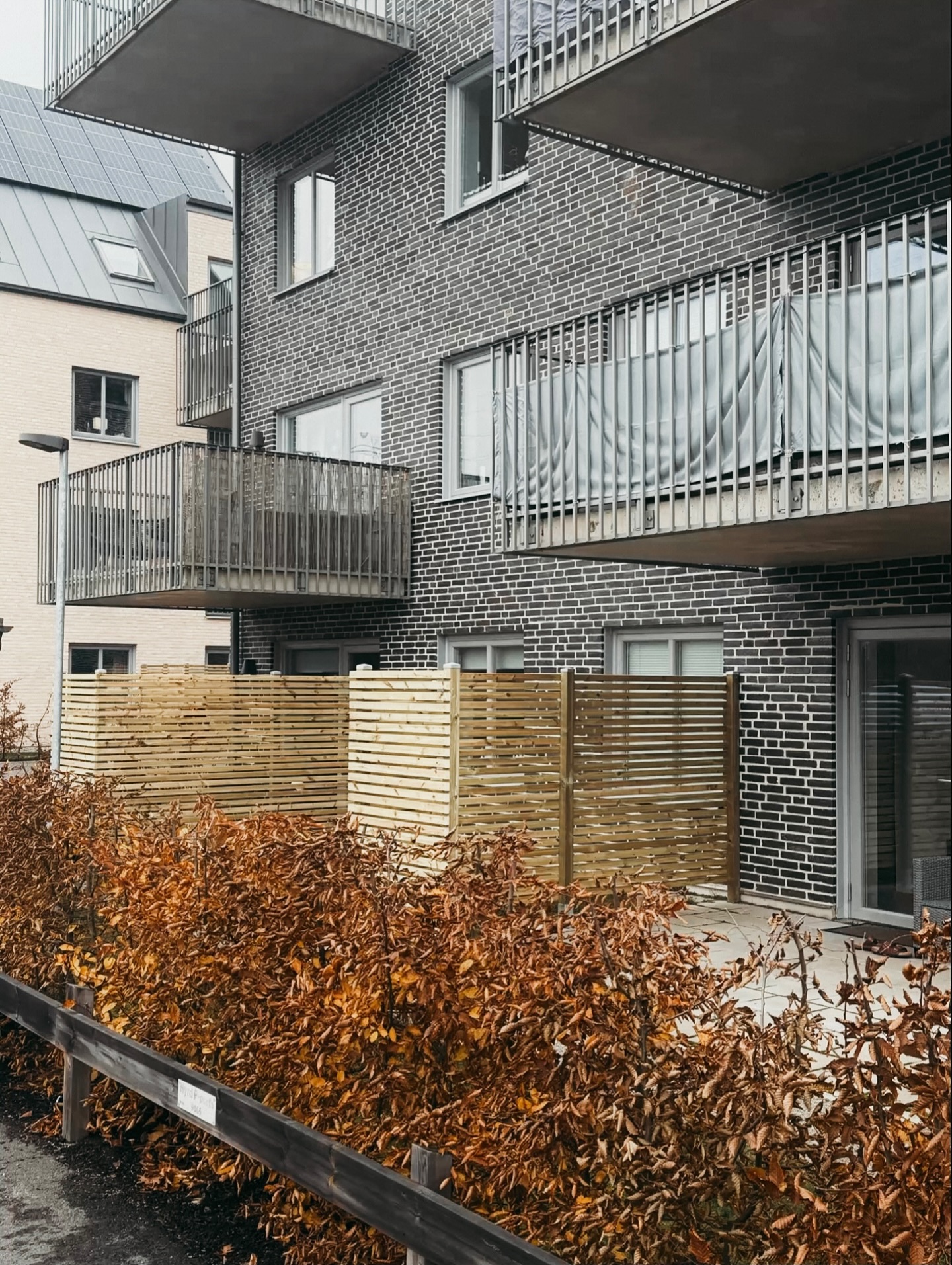 🛠️ På uppdrag av @nivikafastigheter i Växjö har Joel och Oscar byggt plank till bostäderna som skapar både en snygg exteriör samt en behaglig avskärmning för de boende! 🤝🏻
Snyggt jobbat grabbar 🔥
#NybeByggentreprenad • #FamiljeföretagSedan1964