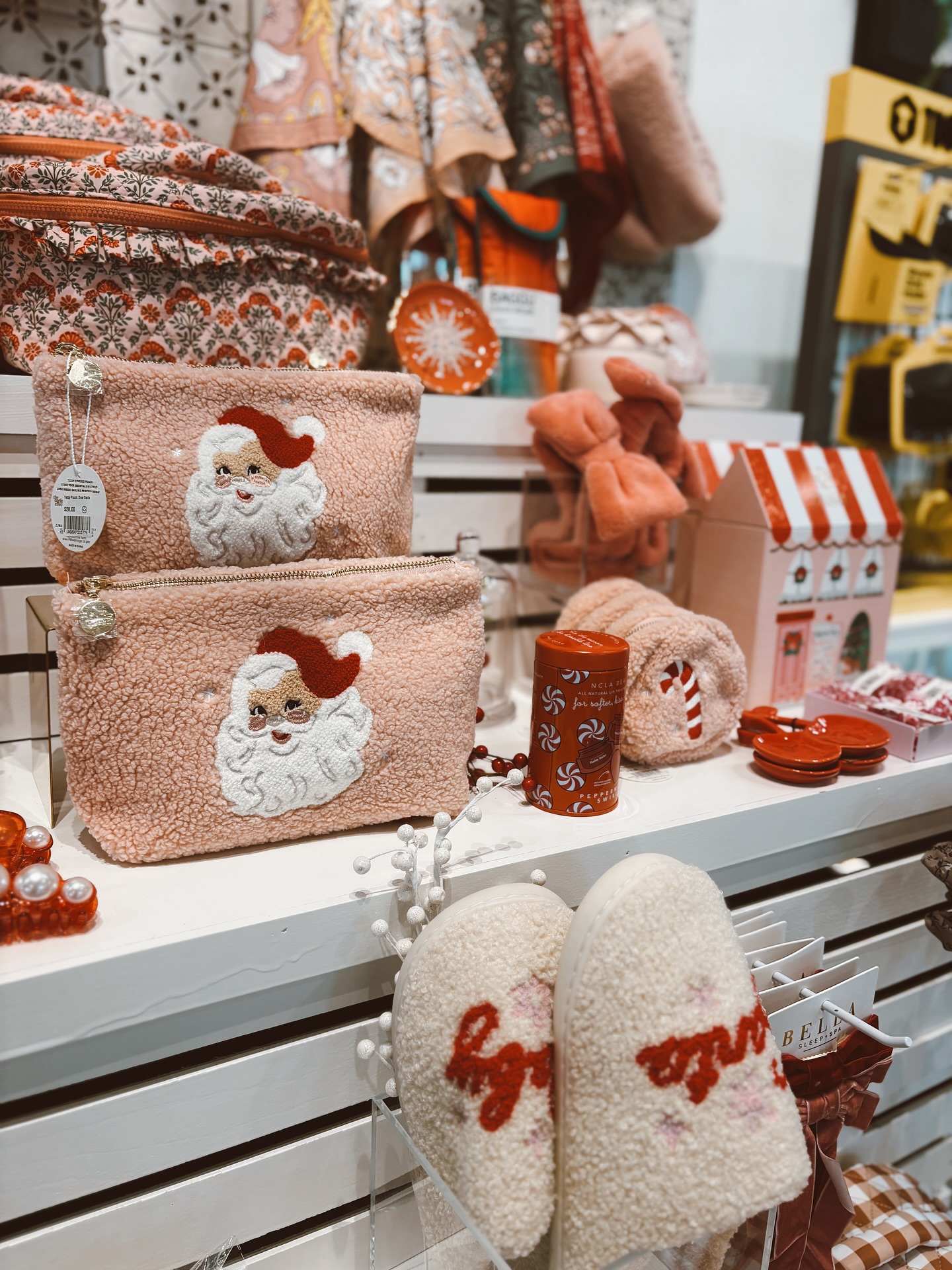 Think pink this holiday season! Our festive bath & body goodies are perfect for pampering and gifting. 🛁✨