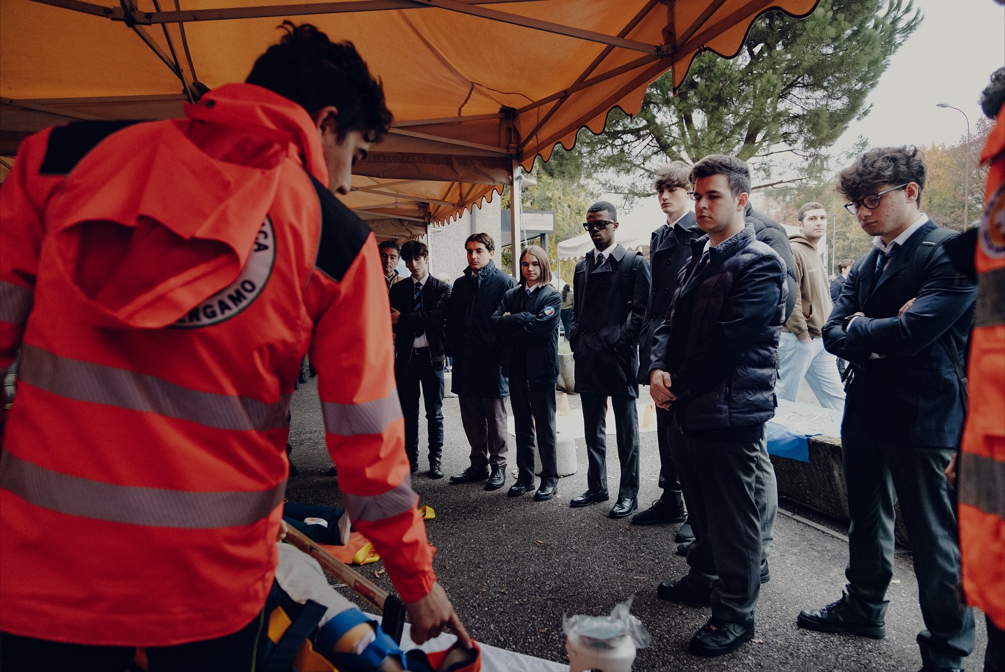 La sicurezza stradale si comprende davvero solo quando la si osserva da vicino.
Alla Motorizzazione Civile di Bergamo abbiamo portato agli studenti ciò che conosciamo meglio: il soccorso preospedaliero, fatto di attenzione, sequenze operative chiare e nessuna improvvisazione.
Durante le simulazioni d’incidente, dagli investimenti alla collisione tra due auto, il nostro equipaggio ha mostrato cosa fa un soccorritore nei primi minuti: valutazione della scena, messa in sicurezza dell’area, controllo delle funzioni vitali, immobilizzazione di base e gestione del paziente in attesa dei mezzi avanzati.
Niente tecnicismi inutili, solo procedure reali spiegate con chiarezza.
Per molti studenti è stato il primo contatto con la gestione concreta di un’emergenza stradale. Per noi, un’occasione utile per condividere metodo ed esperienza.
La buona formazione è quella che resta quando serve davvero.
#CroceBiancaBergamo #Soccorritori #SicurezzaStradale #EducazioneStradale #Emergenza #PrimoSoccorso #Bergamo #MotorizzazioneCivile #PoliziaStradale #VigiliDelFuoco #FMI