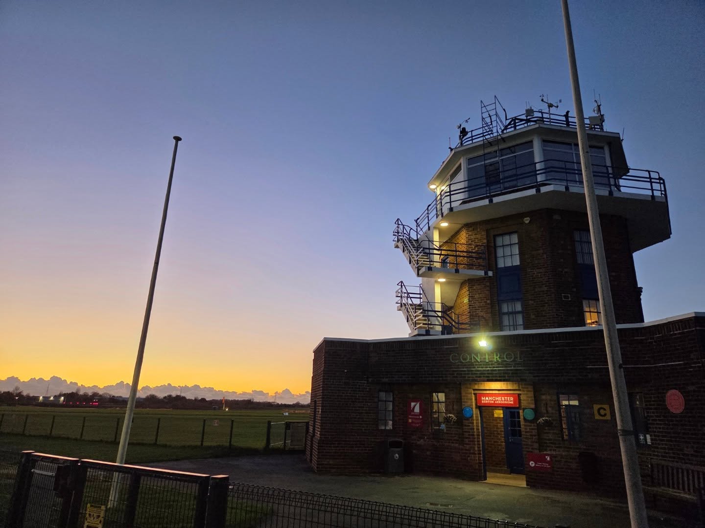 Cold, but beautiful 😍 🥶
#sunset #controltower #pastelcolors
#bartonaerodrome #manchesterbartonaerodrome #winterflying #flyer #privatepilot #ukga #avgeek #aviationlovers